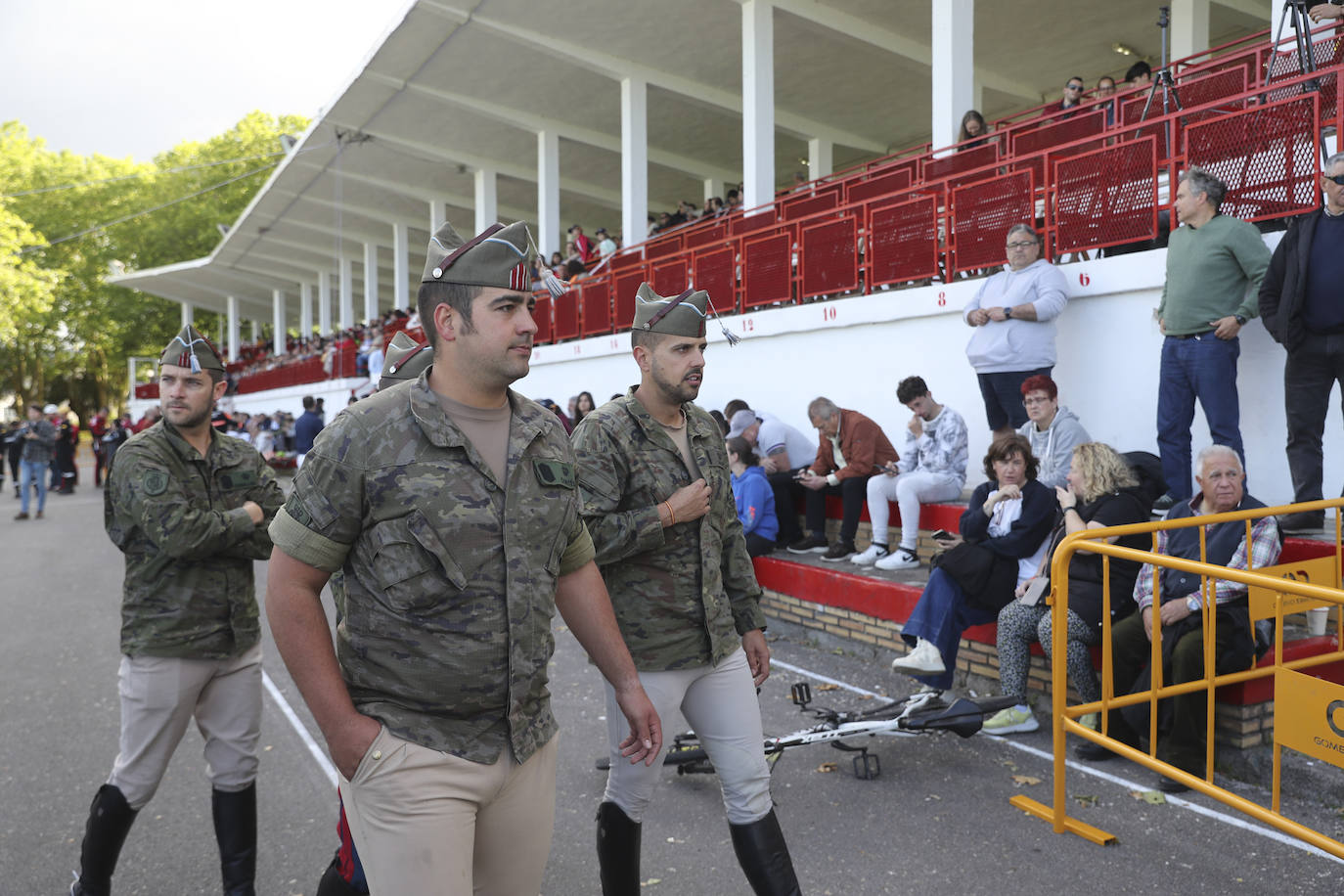 Las Mestas, escenario militar en Gijón