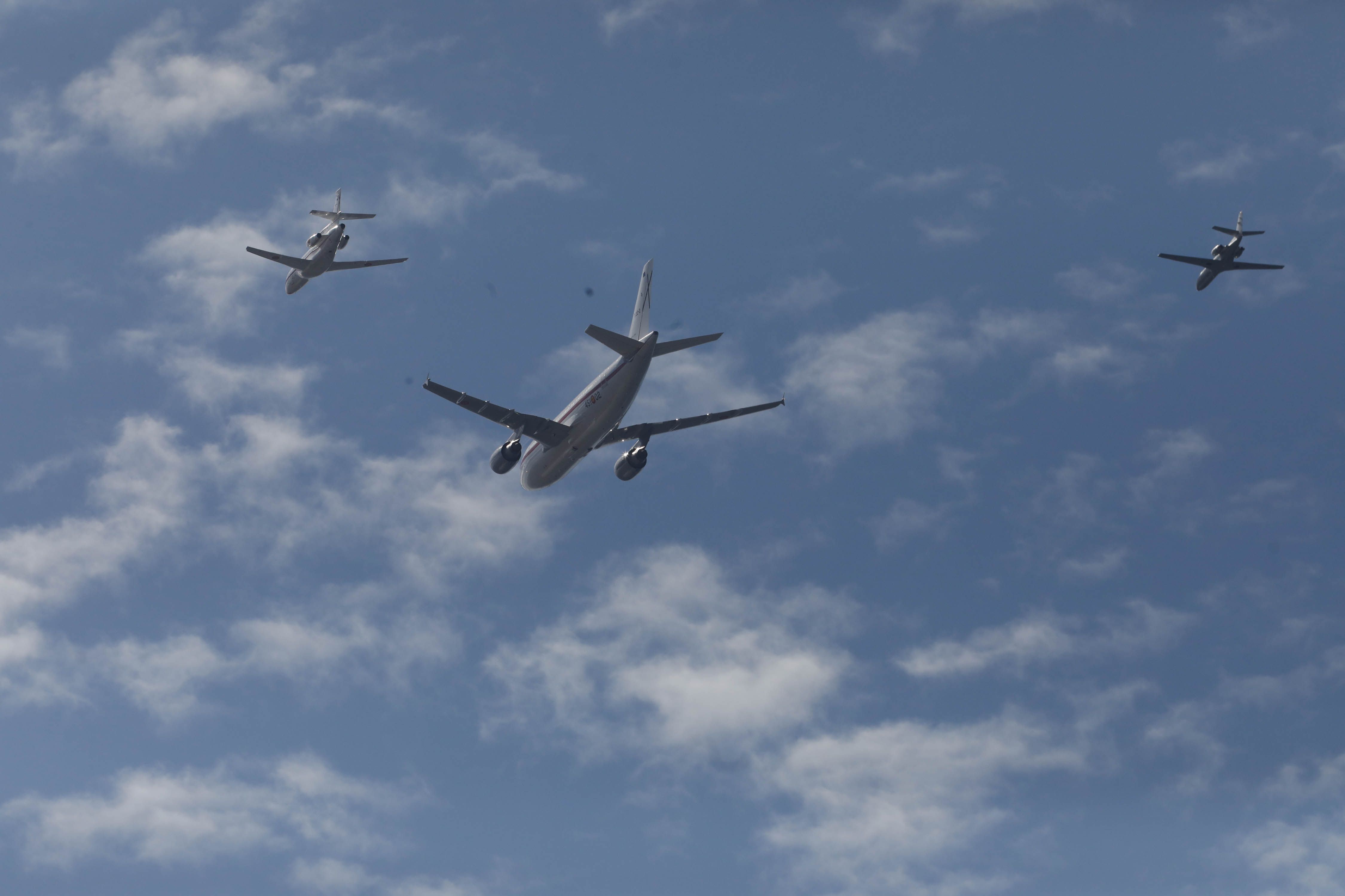 Acrobacias aéreas y desembarco militar: las impresionantes fotos de las Fuerzas Armadas en Gijón