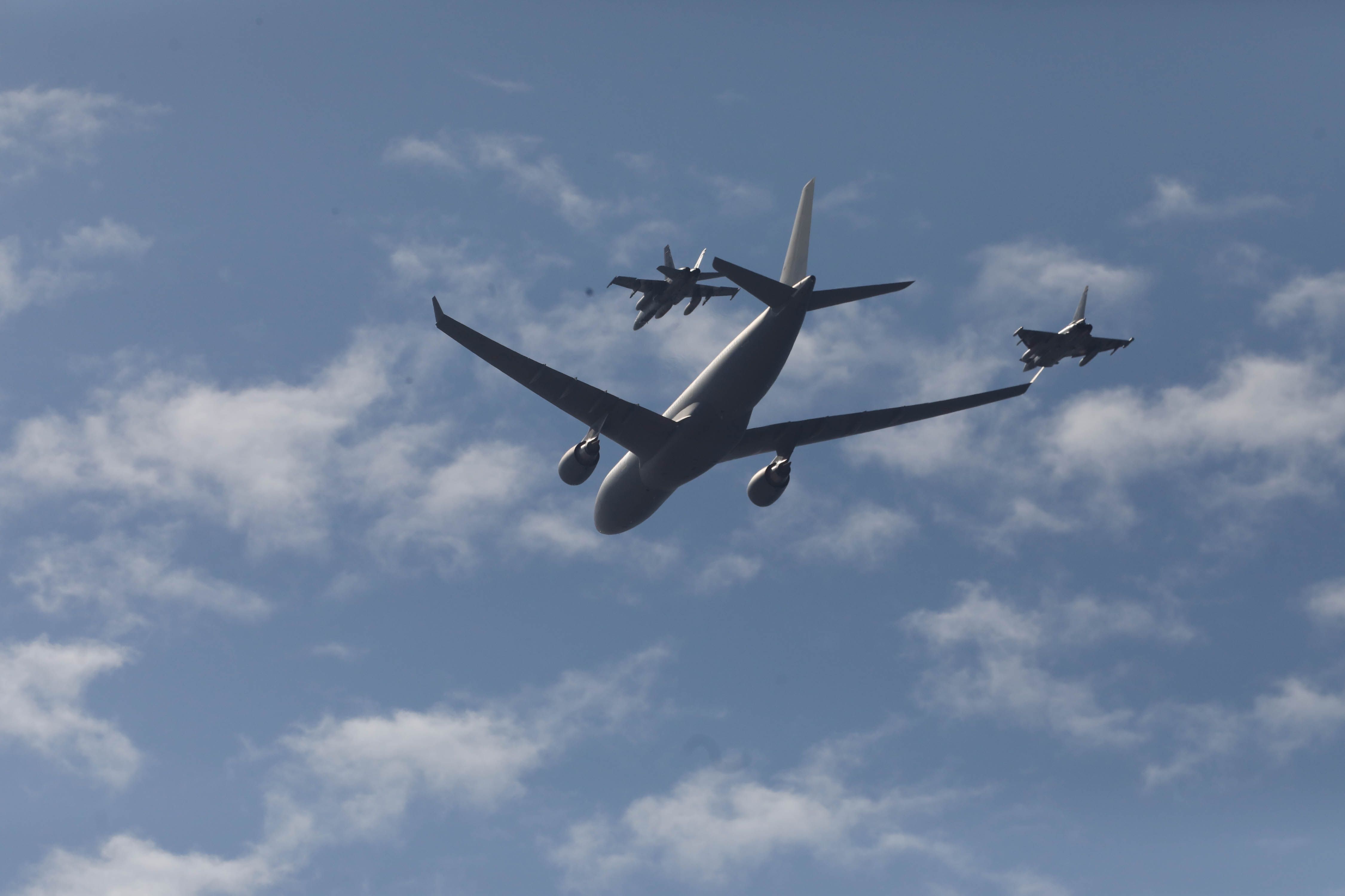 Acrobacias aéreas y desembarco militar: las impresionantes fotos de las Fuerzas Armadas en Gijón