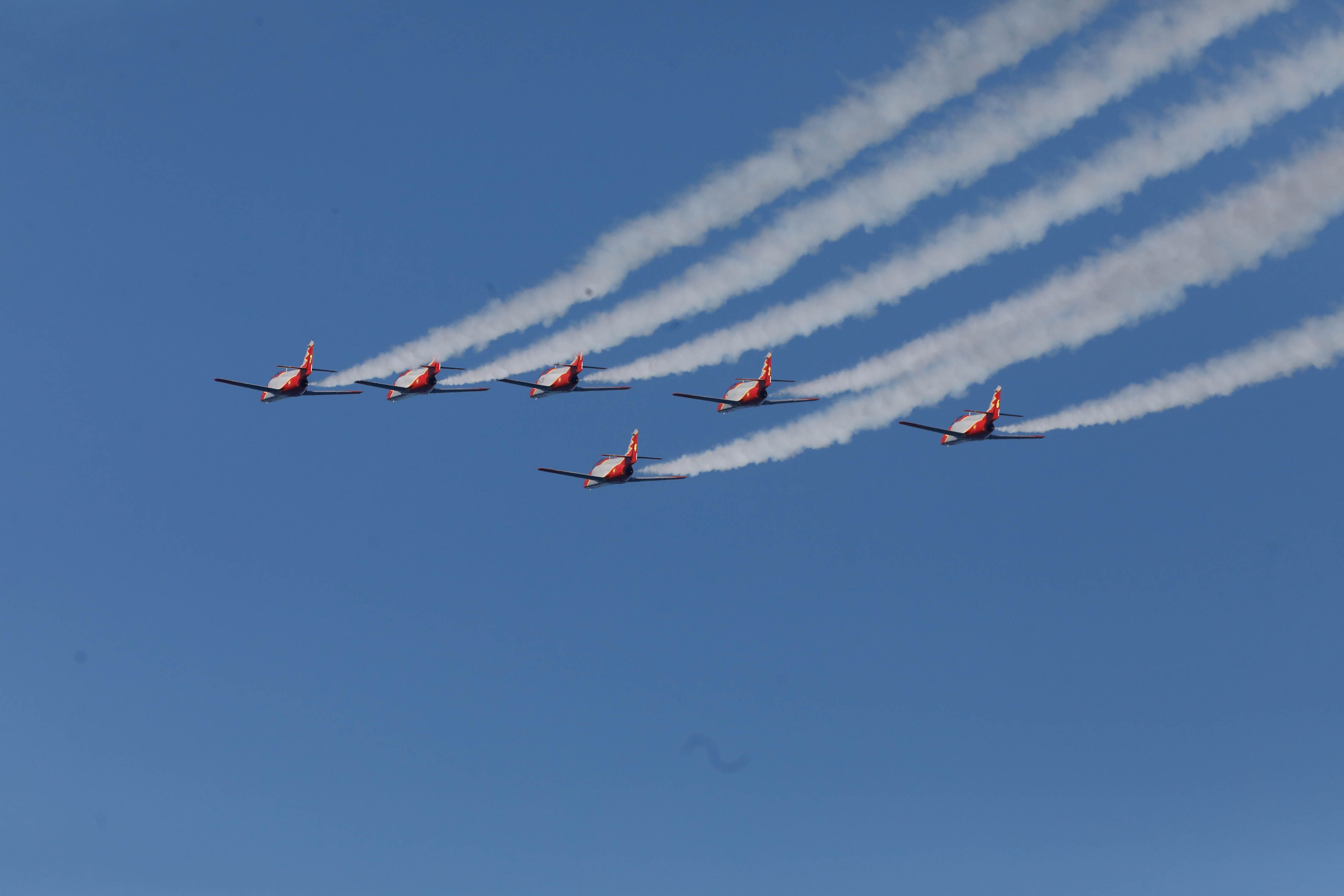 Acrobacias aéreas y desembarco militar: las impresionantes fotos de las Fuerzas Armadas en Gijón