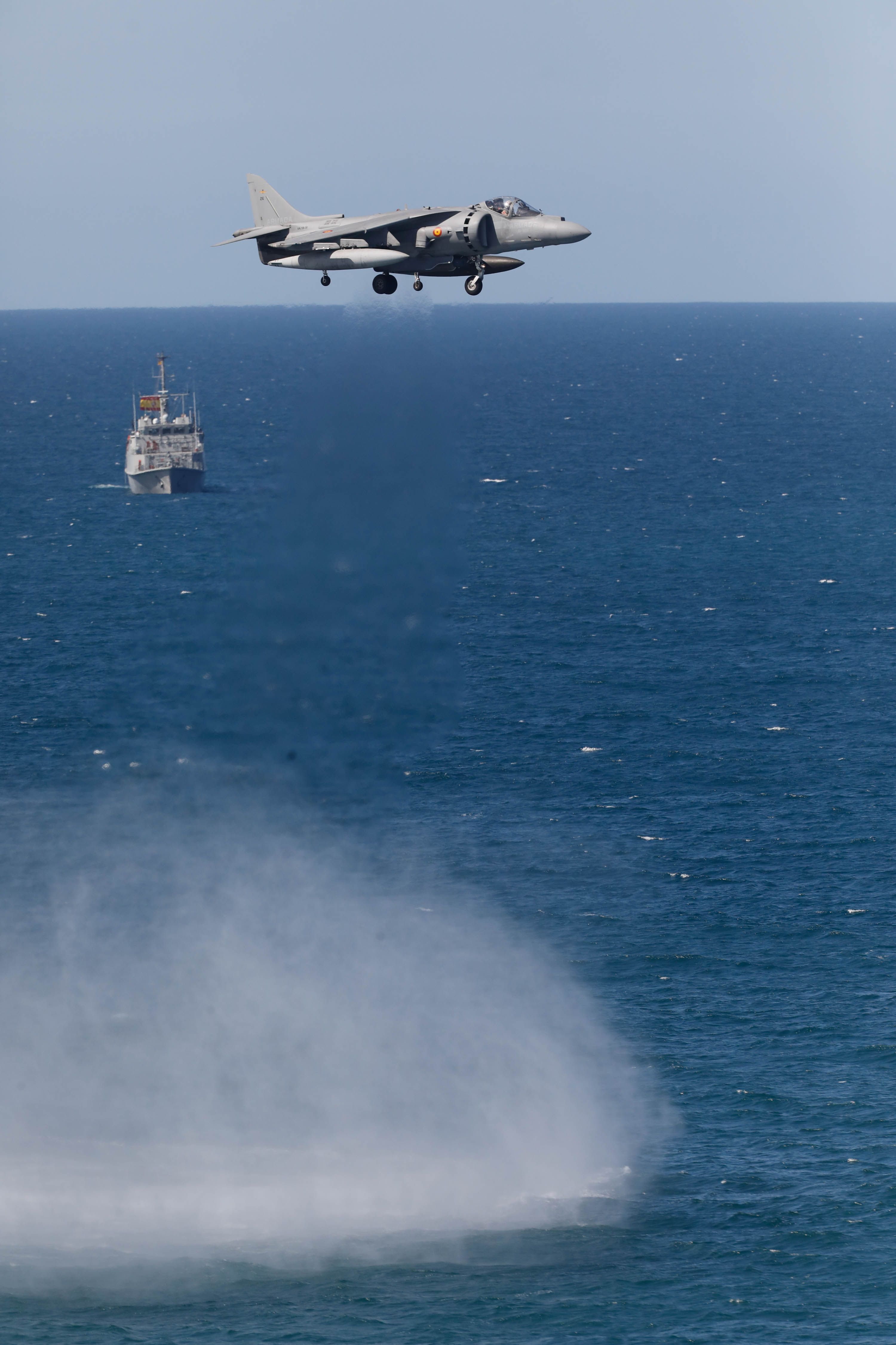 Acrobacias aéreas y desembarco militar: las impresionantes fotos de las Fuerzas Armadas en Gijón