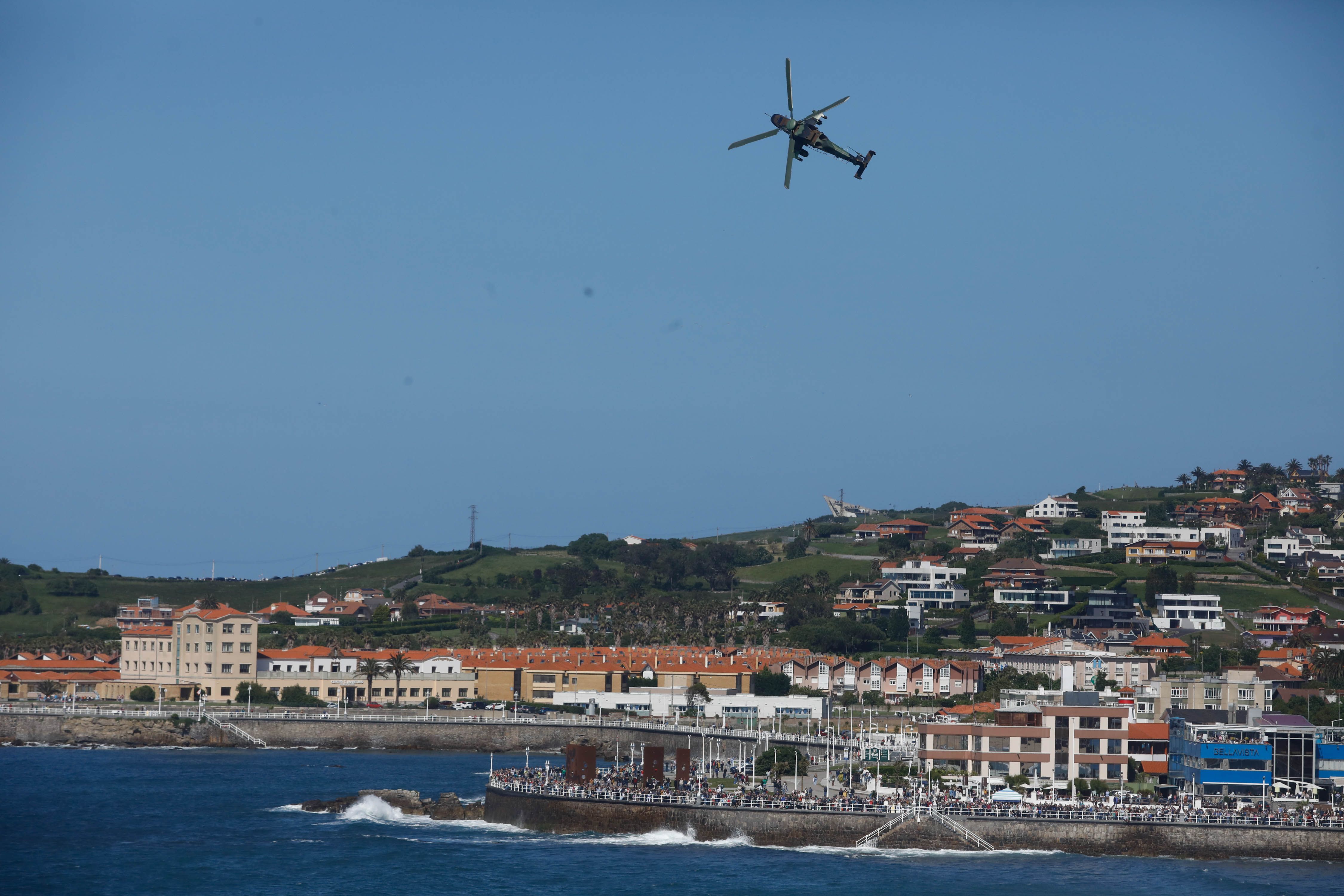 Acrobacias aéreas y desembarco militar: las impresionantes fotos de las Fuerzas Armadas en Gijón