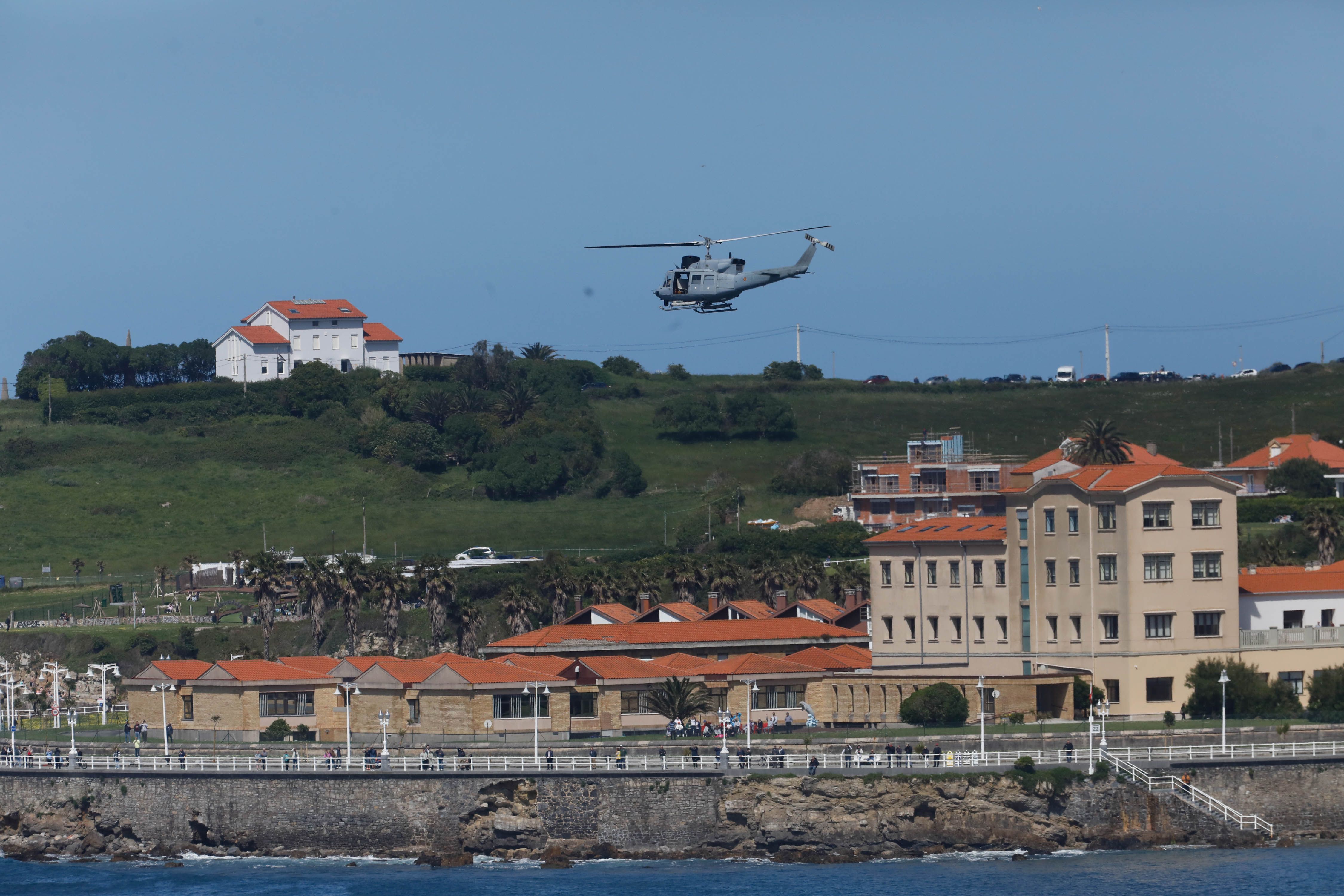 Acrobacias aéreas y desembarco militar: las impresionantes fotos de las Fuerzas Armadas en Gijón