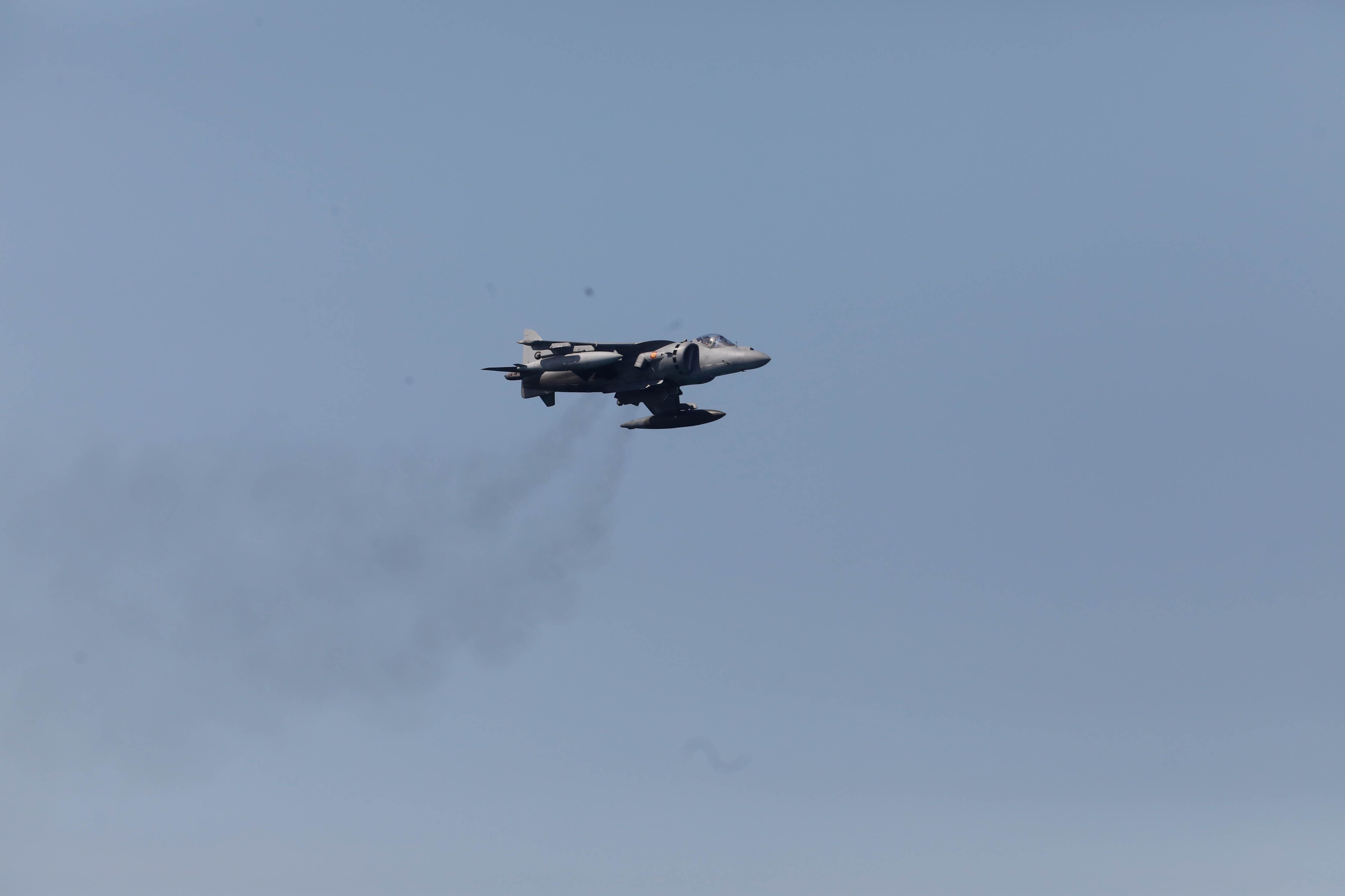 Acrobacias aéreas y desembarco militar: las impresionantes fotos de las Fuerzas Armadas en Gijón