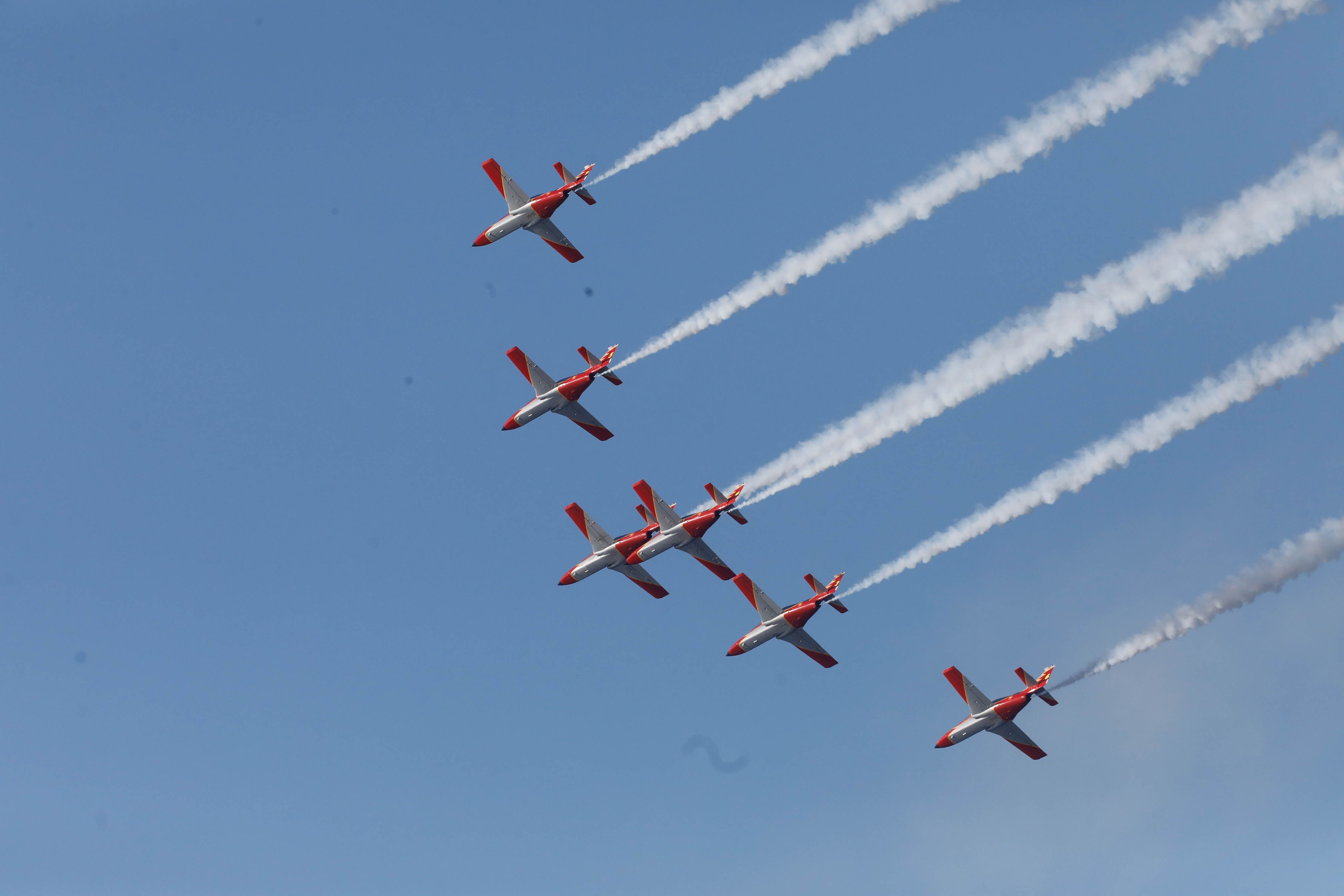 Acrobacias aéreas y desembarco militar: las impresionantes fotos de las Fuerzas Armadas en Gijón