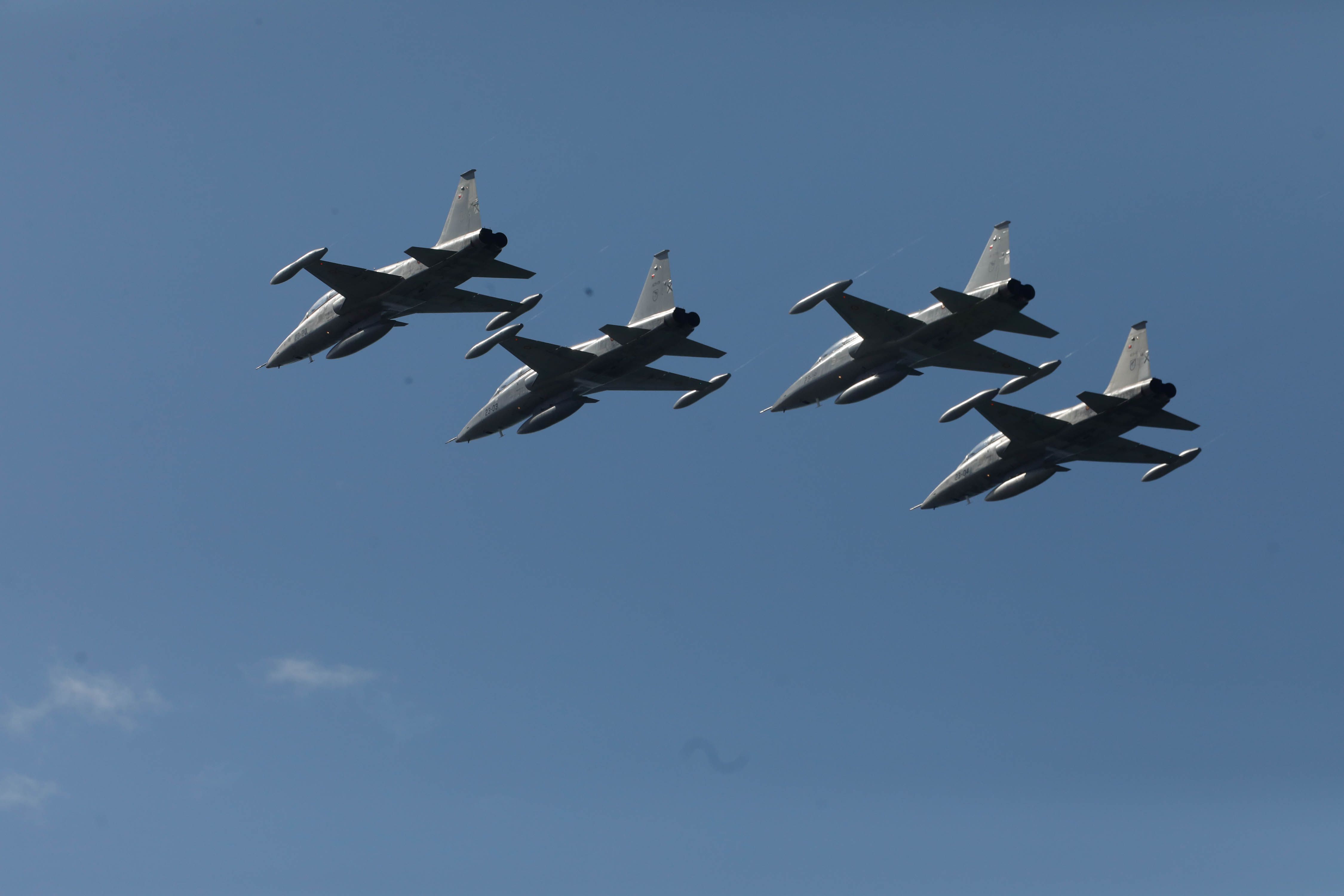 Acrobacias aéreas y desembarco militar: las impresionantes fotos de las Fuerzas Armadas en Gijón