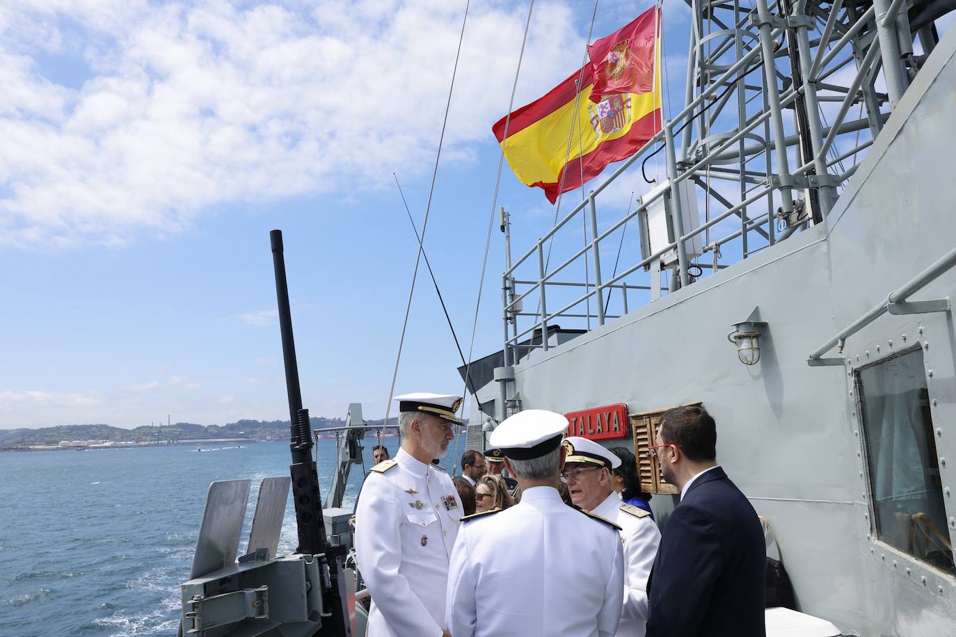 El Rey Felipe VI pasa revista a las tropas en Gijón: todas las fotos de un día histórico