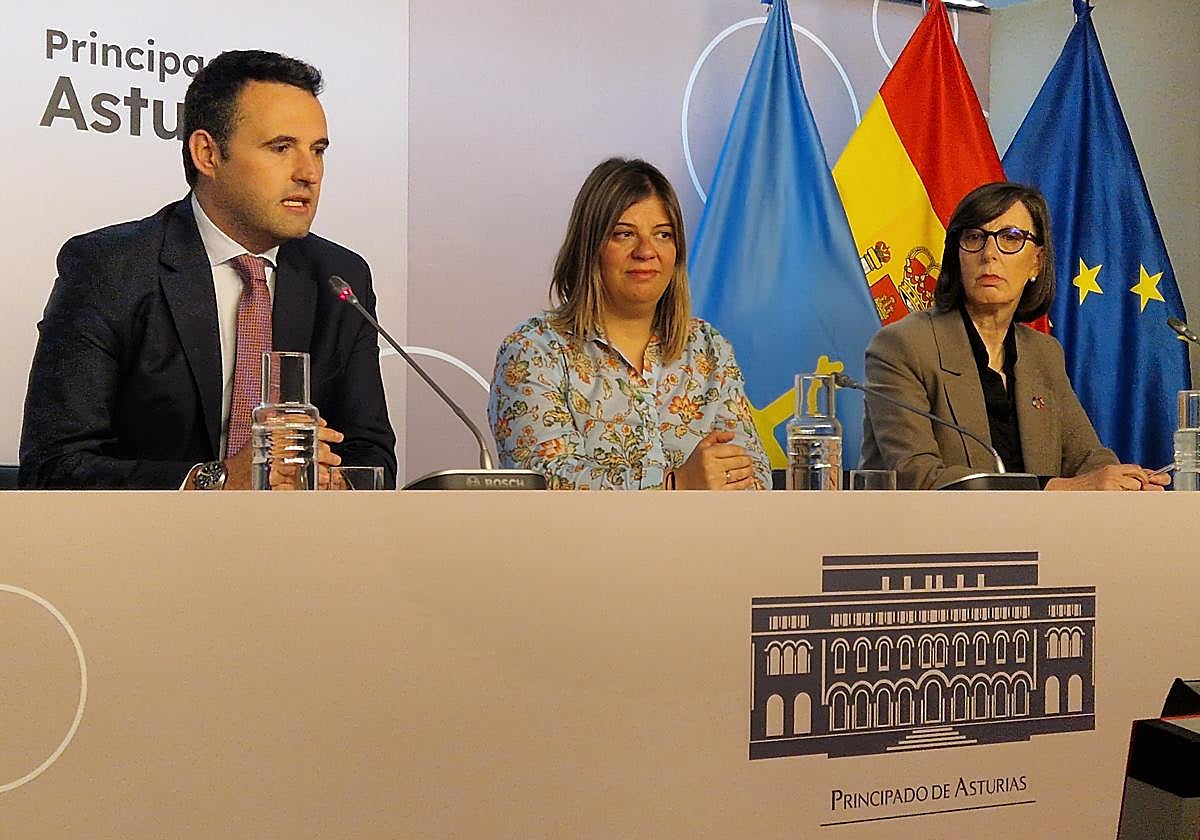 El consejero de Hacienda y Fondos Europeos, Guillermo Peláez; la vicepresidenta del Principado, Gimena Llamedo y la consejera de Transición Ecológica, Industria y Desarrollo Económico, Nieves Roqueñí, durante la rueda de prensa.