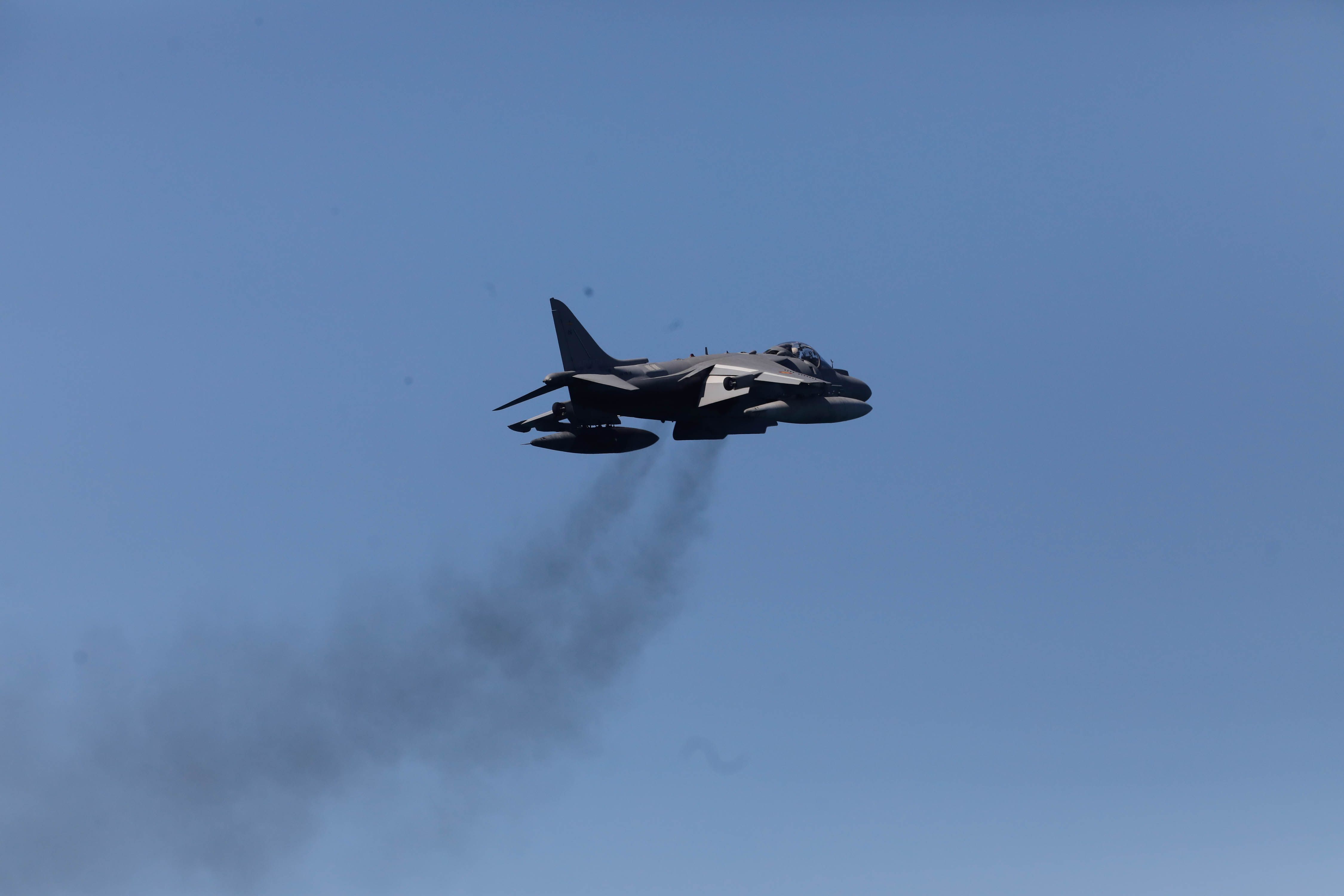 Acrobacias aéreas y desembarco militar: las impresionantes fotos de las Fuerzas Armadas en Gijón