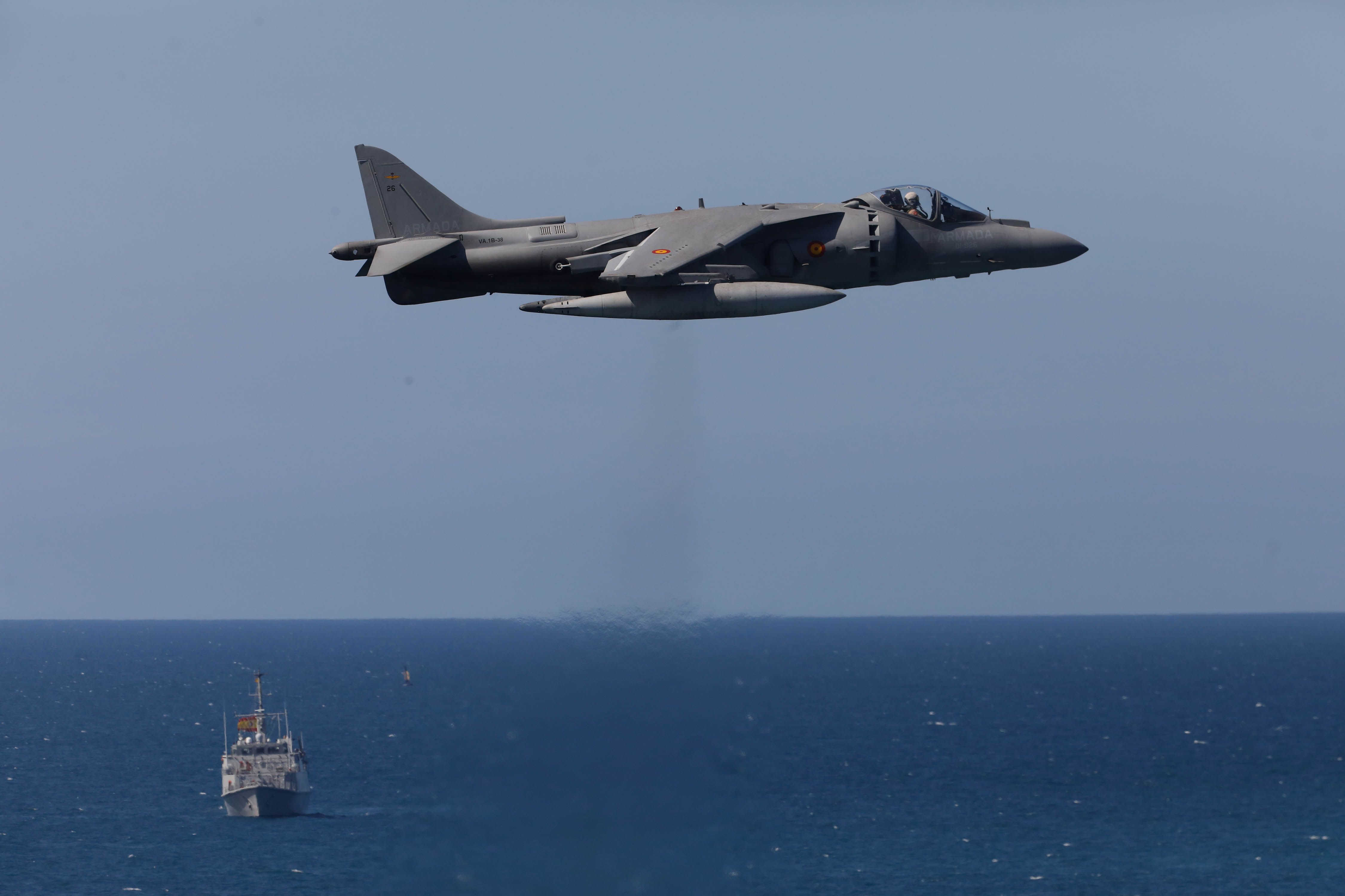 Acrobacias aéreas y desembarco militar: las impresionantes fotos de las Fuerzas Armadas en Gijón