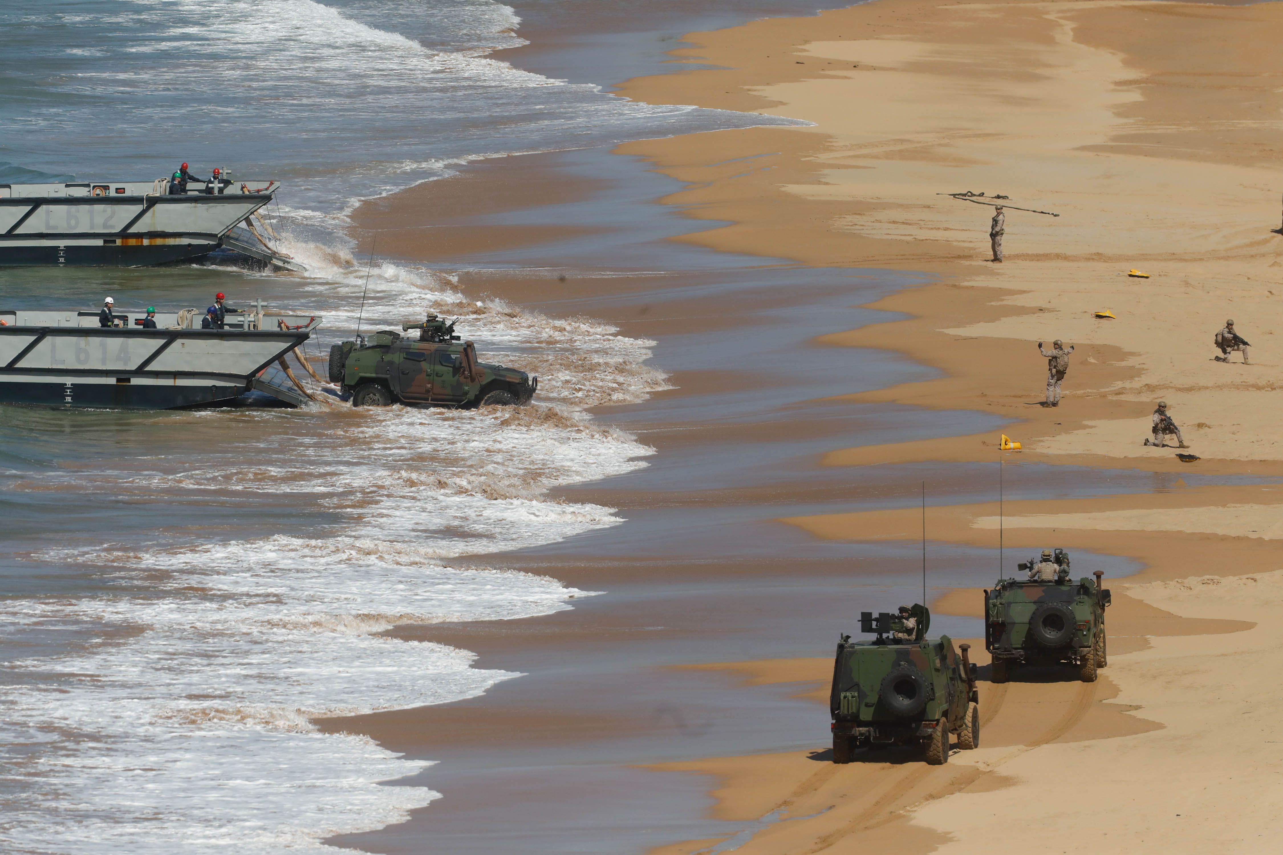 Acrobacias aéreas y desembarco militar: las impresionantes fotos de las Fuerzas Armadas en Gijón