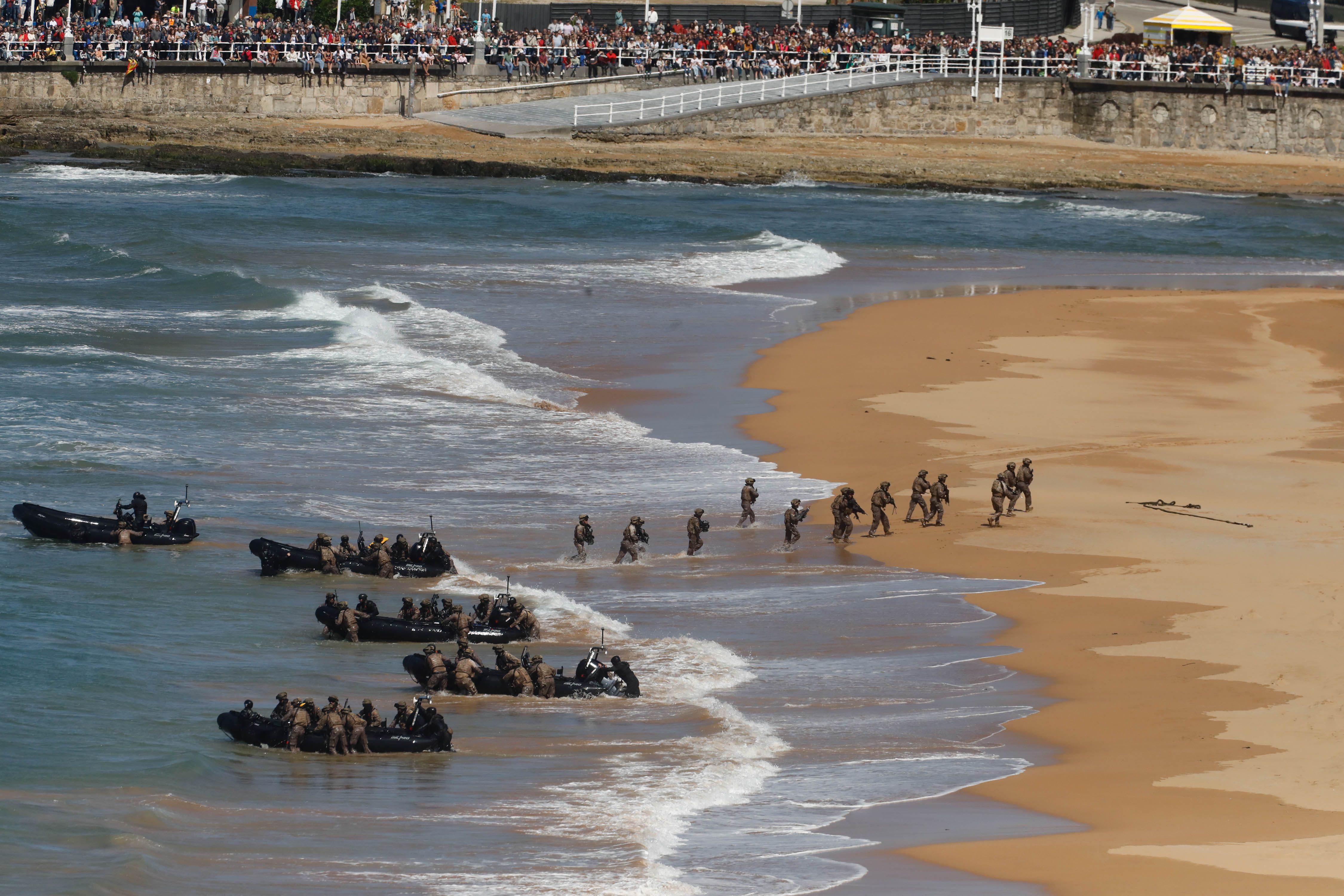 Acrobacias aéreas y desembarco militar: las impresionantes fotos de las Fuerzas Armadas en Gijón