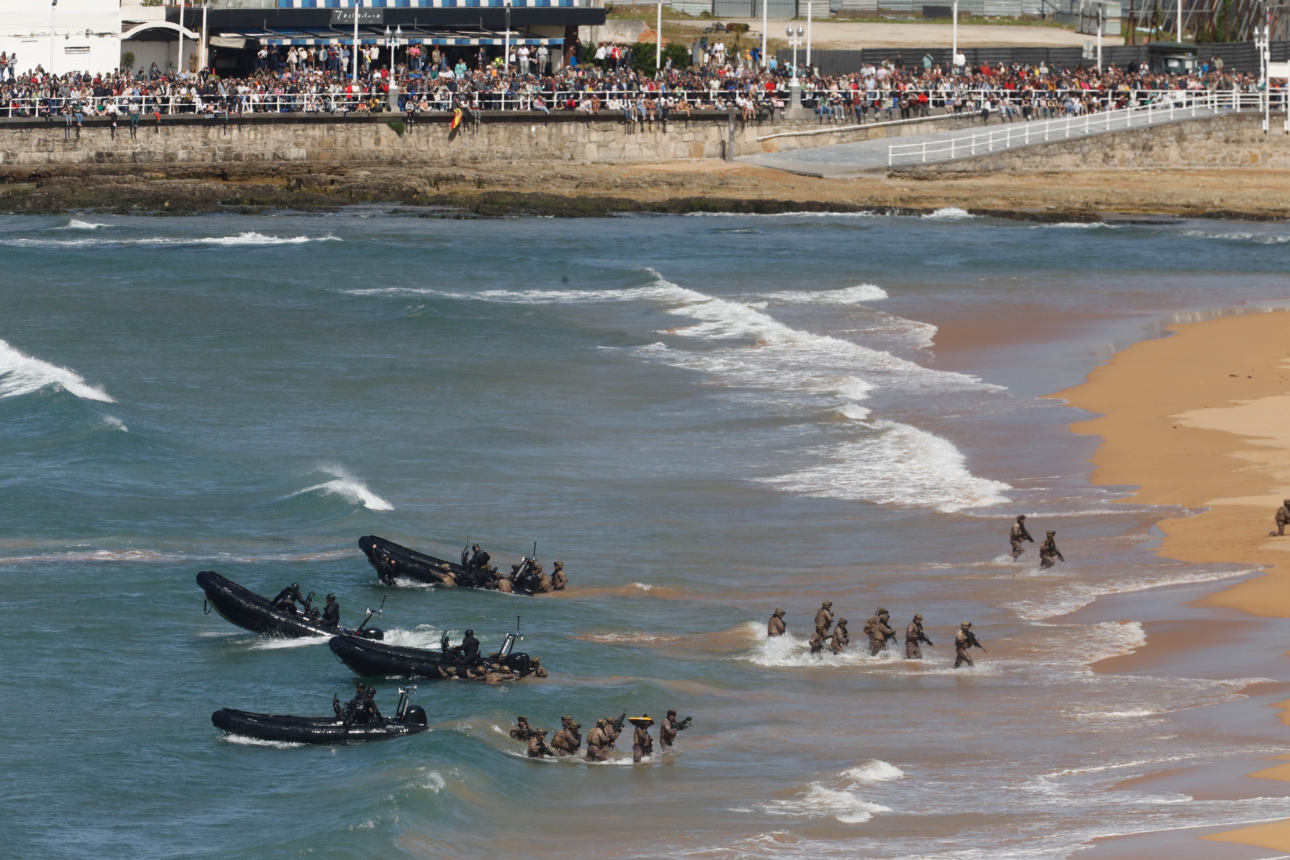 Acrobacias aéreas y desembarco militar: las impresionantes fotos de las Fuerzas Armadas en Gijón