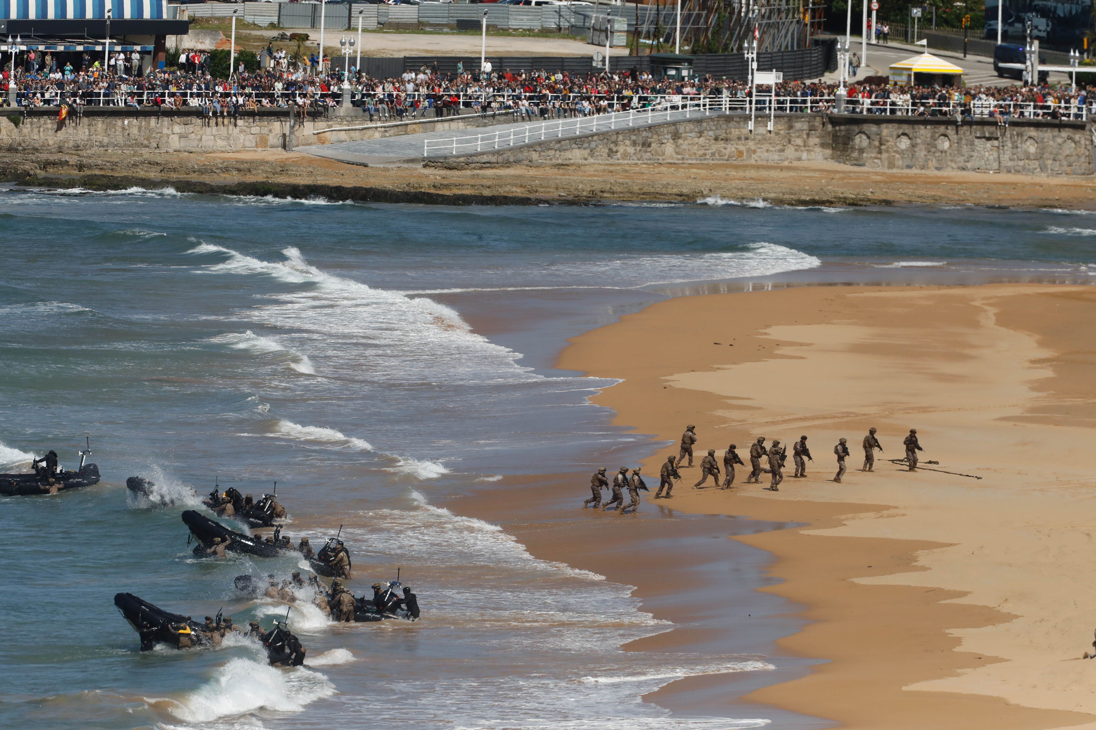 Acrobacias aéreas y desembarco militar: las impresionantes fotos de las Fuerzas Armadas en Gijón