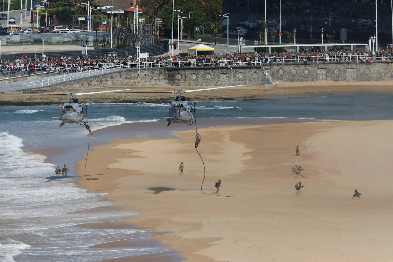 Acrobacias aéreas y desembarco militar: las impresionantes fotos de las Fuerzas Armadas en Gijón