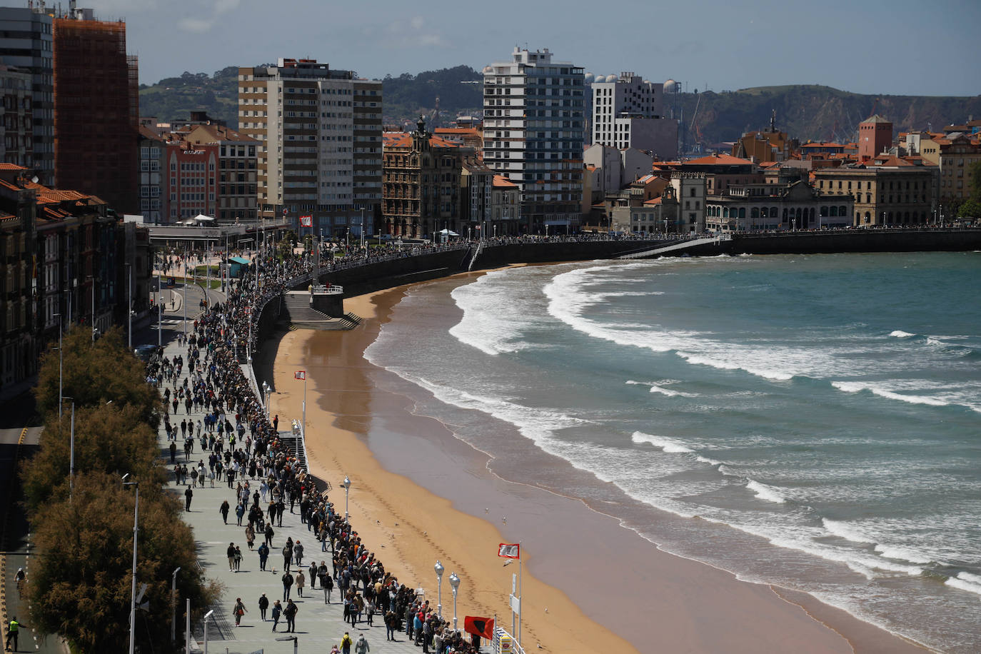 Acrobacias aéreas y desembarco militar: las impresionantes fotos de las Fuerzas Armadas en Gijón