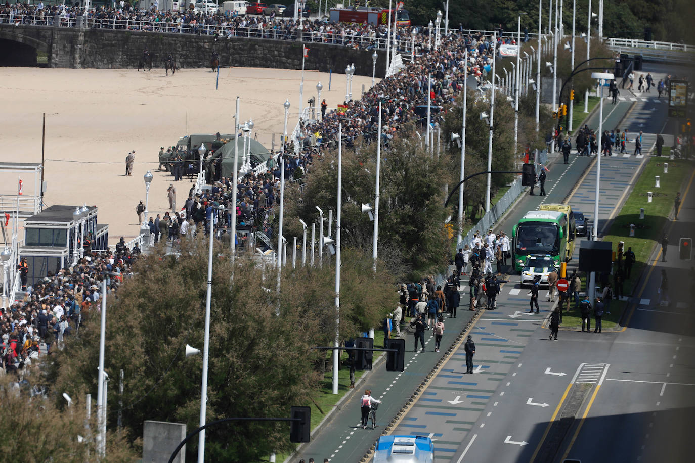 Acrobacias aéreas y desembarco militar: las impresionantes fotos de las Fuerzas Armadas en Gijón