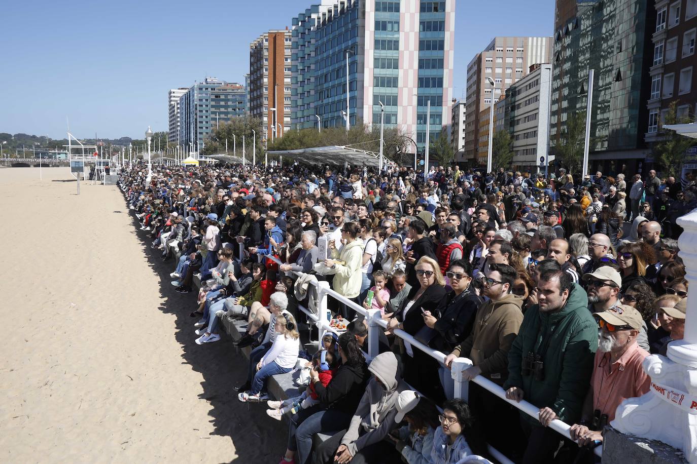 ¿Estuviste en el acto central de las Fuerzas Armadas en Gijón? ¡Búscate!