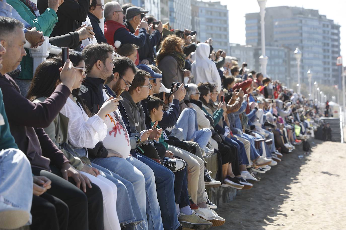 ¿Estuviste en el acto central de las Fuerzas Armadas en Gijón? ¡Búscate!