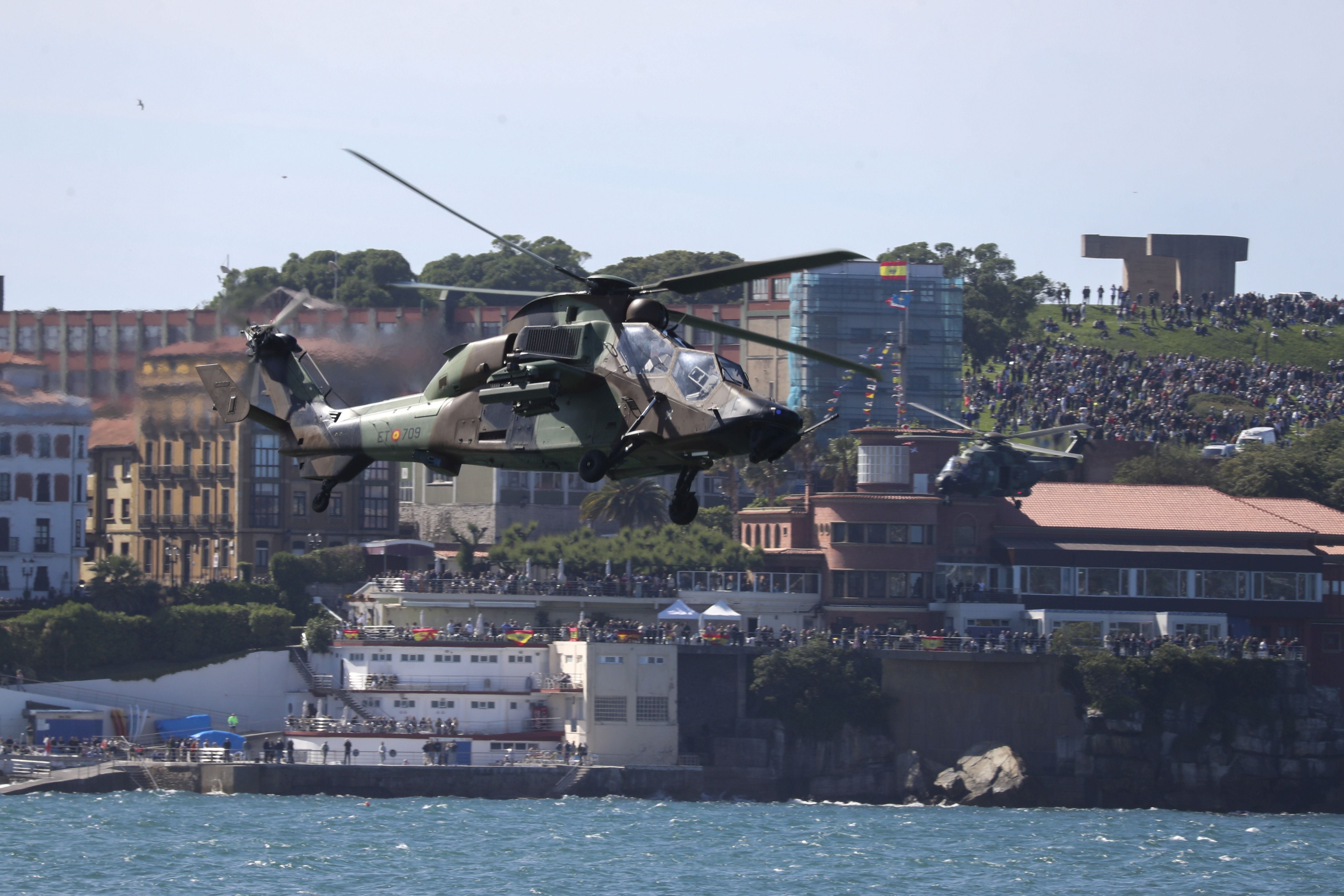 Espectáculo militar en Gijón por tierra, mar y aire con el Rey como invitado de honor