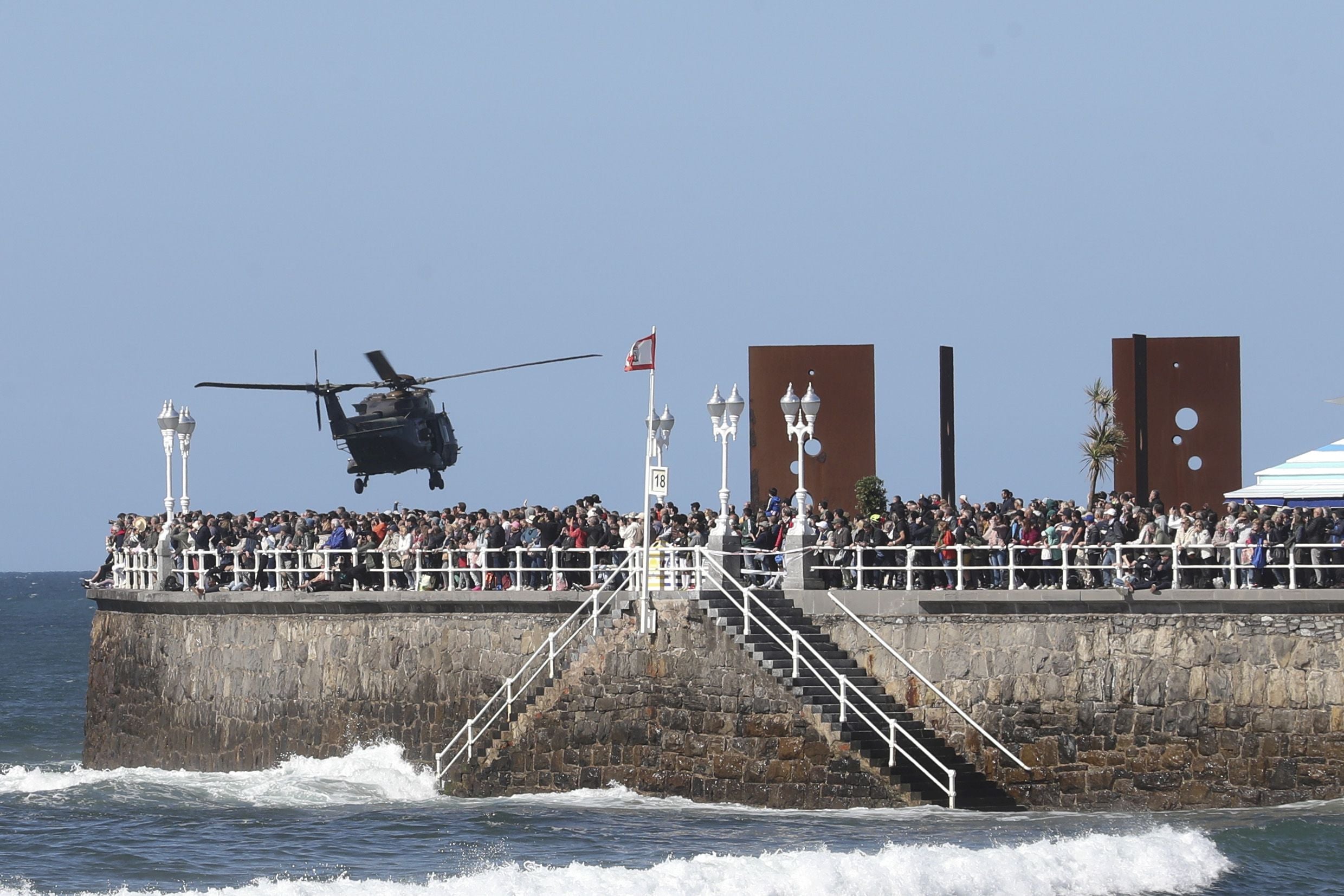 Espectáculo militar en Gijón por tierra, mar y aire con el Rey como invitado de honor