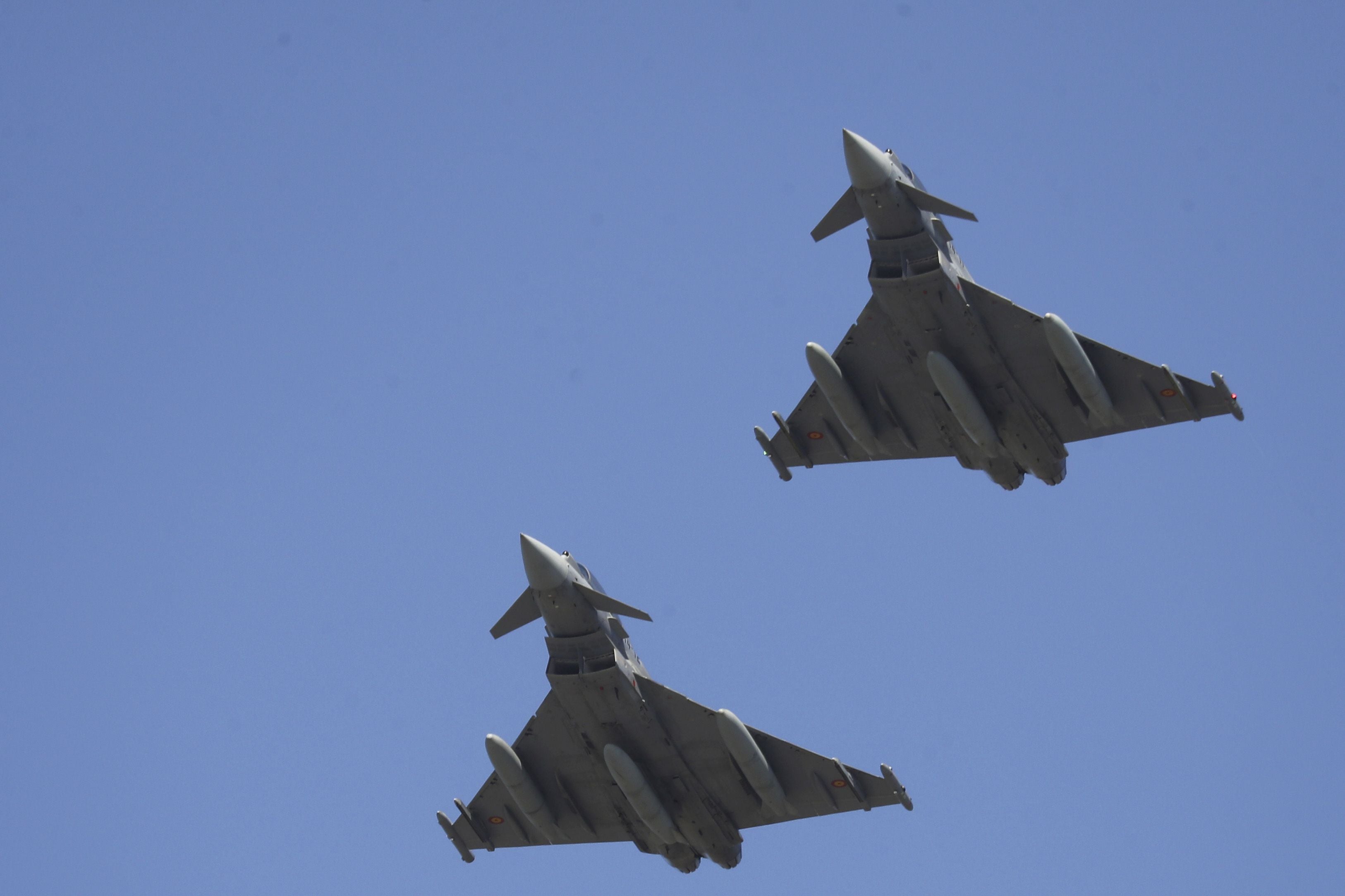 Espectáculo militar en Gijón por tierra, mar y aire con el Rey como invitado de honor