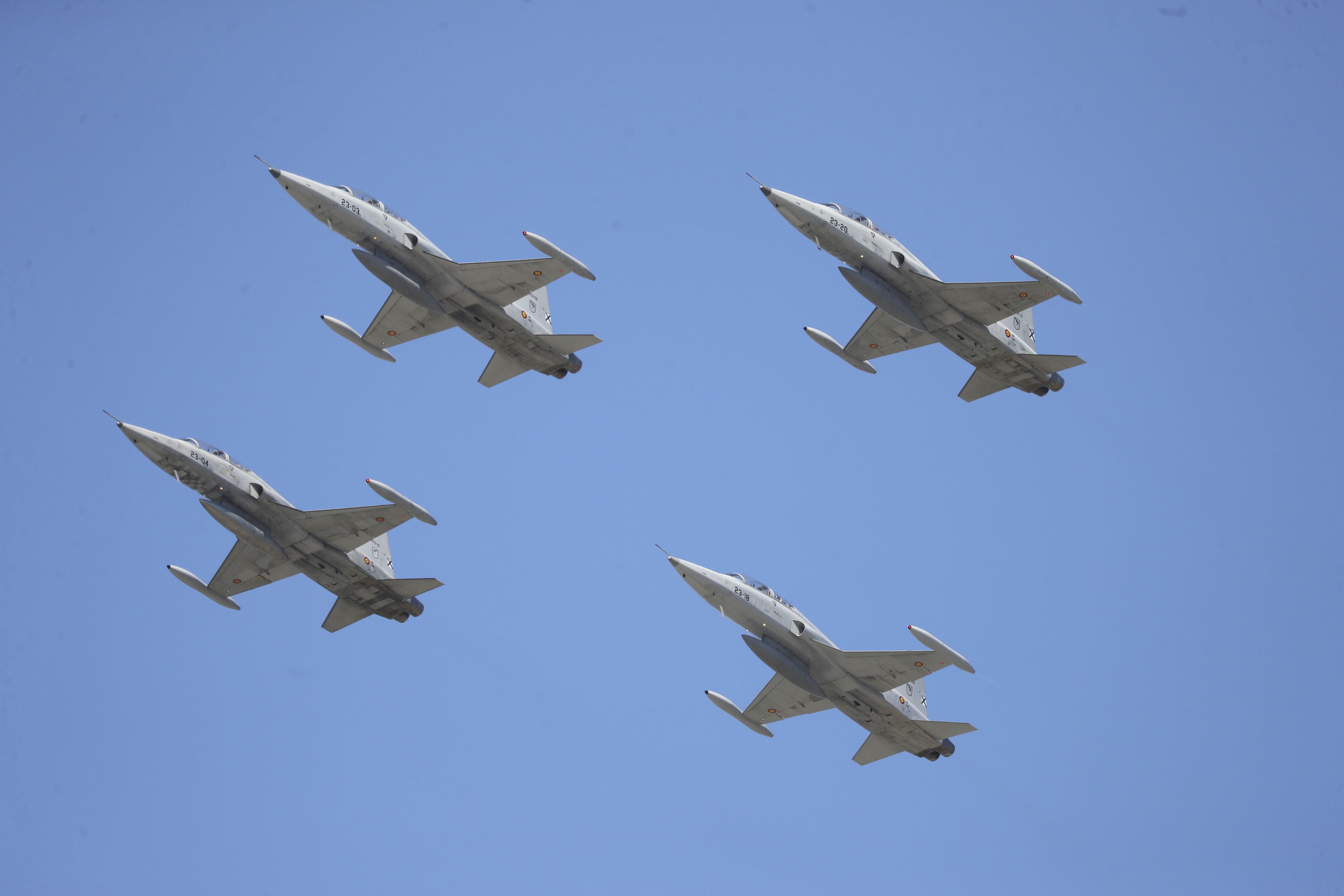 Espectáculo militar en Gijón por tierra, mar y aire con el Rey como invitado de honor