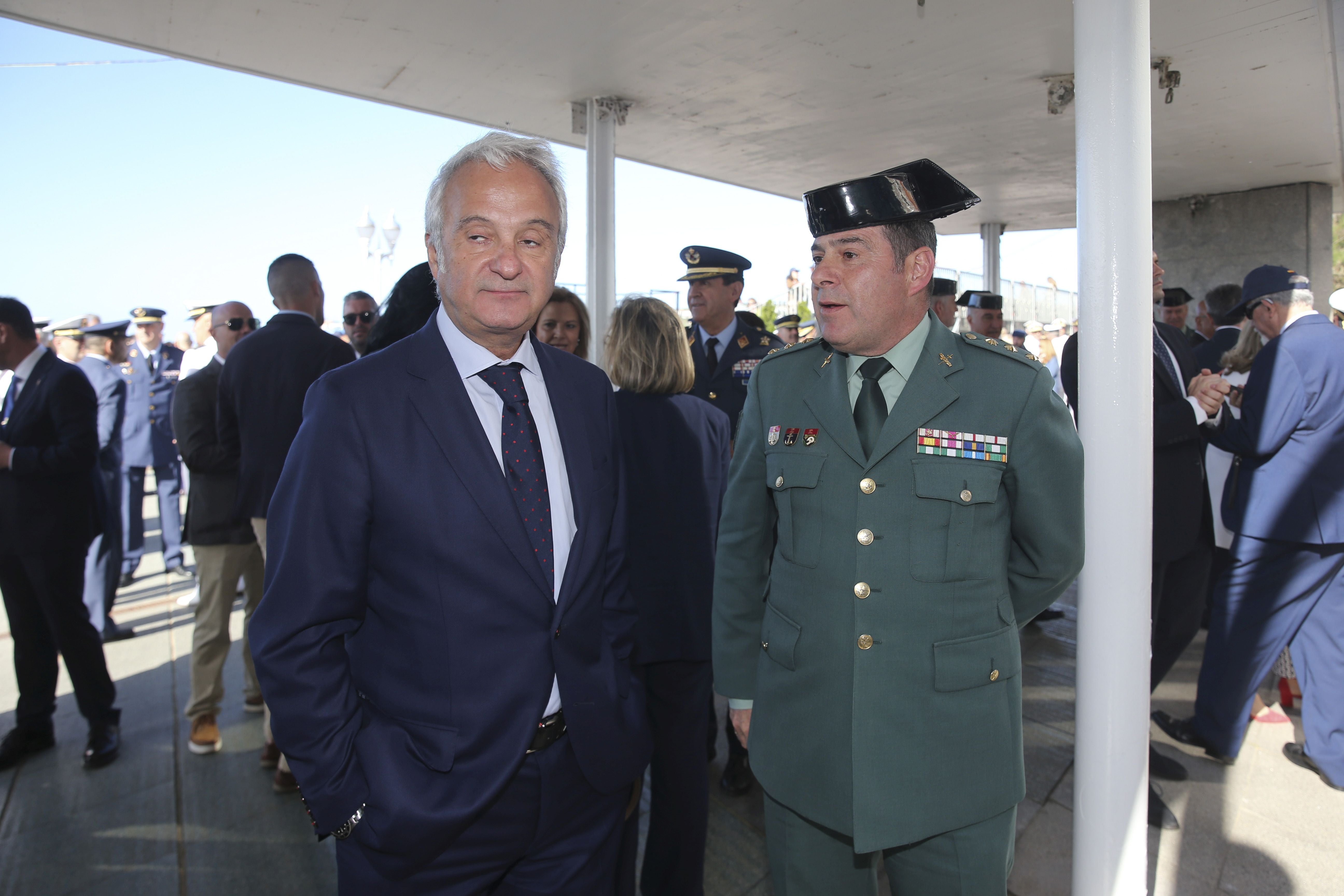 Espectáculo militar en Gijón por tierra, mar y aire con el Rey como invitado de honor