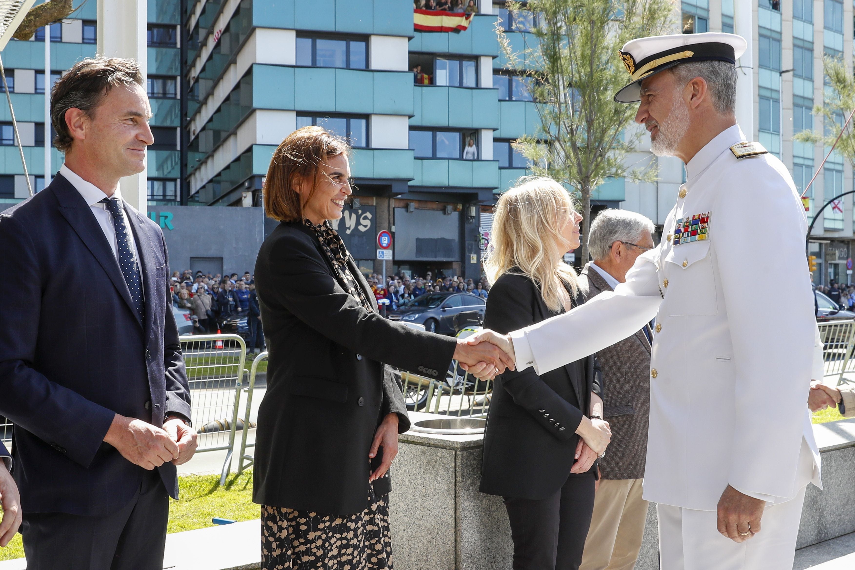 Espectáculo militar en Gijón por tierra, mar y aire con el Rey como invitado de honor