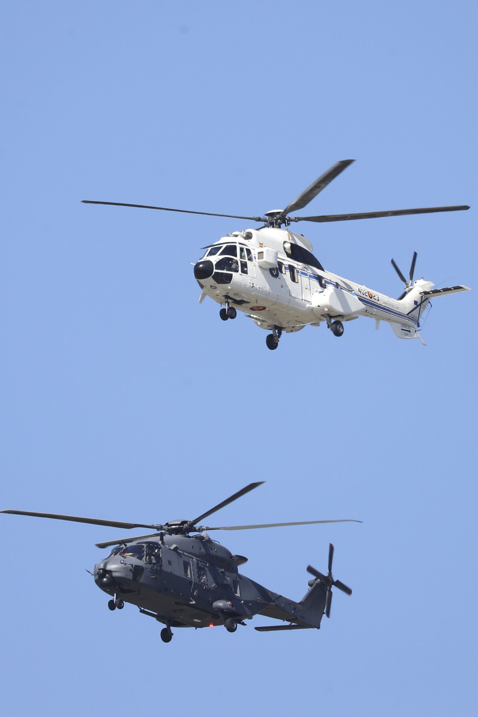 Espectáculo militar en Gijón por tierra, mar y aire con el Rey como invitado de honor