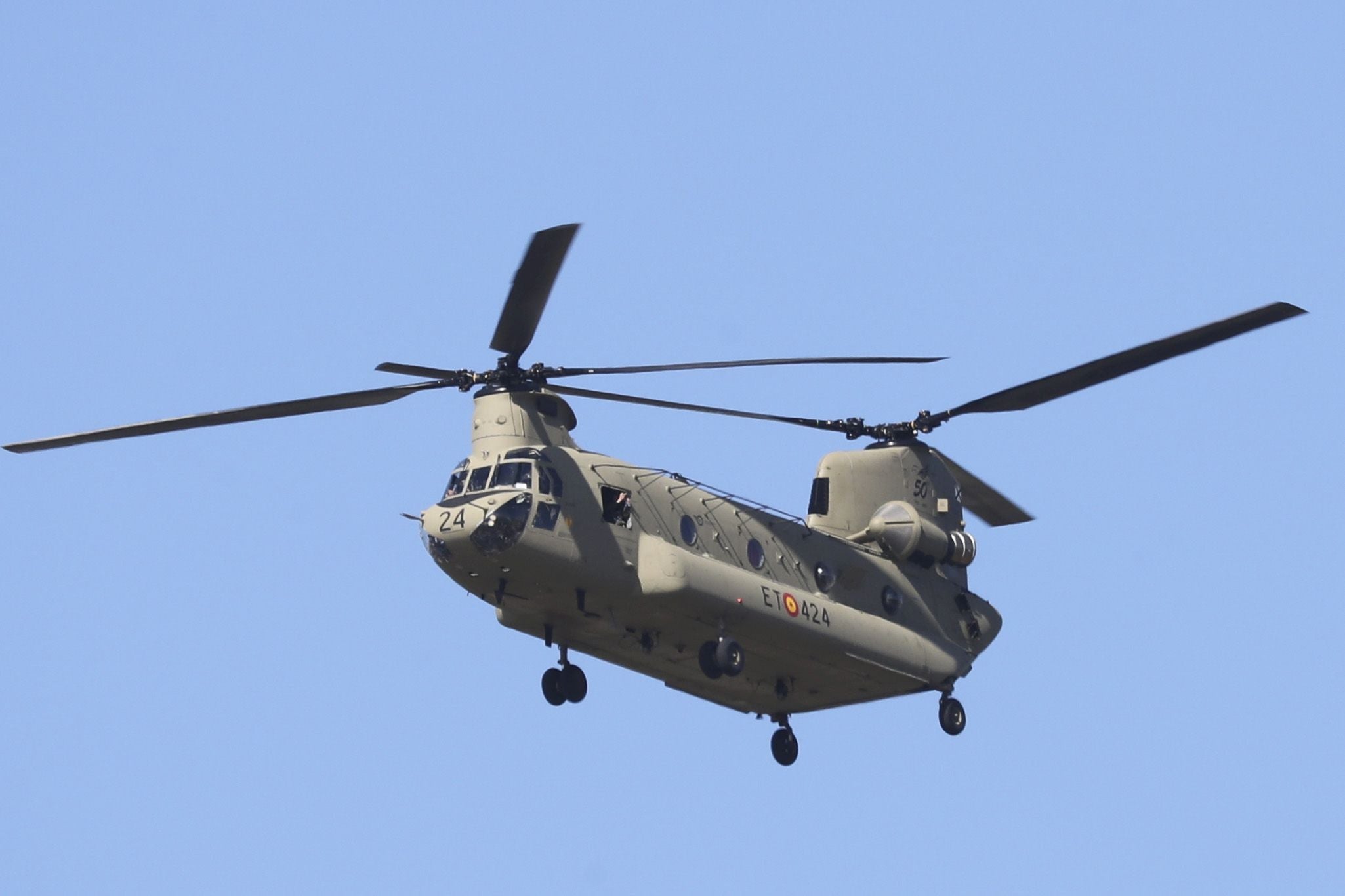 Espectáculo militar en Gijón por tierra, mar y aire con el Rey como invitado de honor