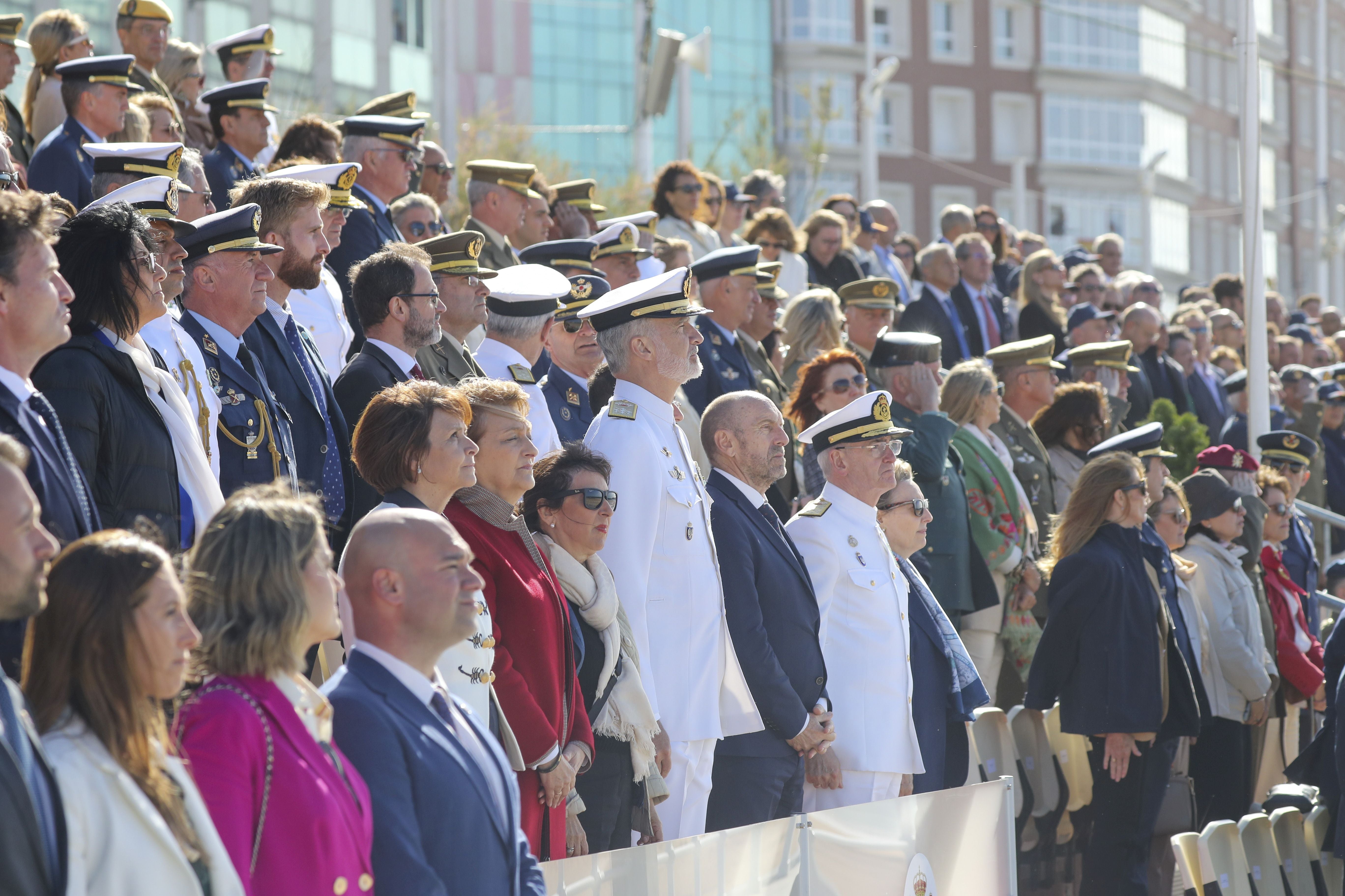 Espectáculo militar en Gijón por tierra, mar y aire con el Rey como invitado de honor