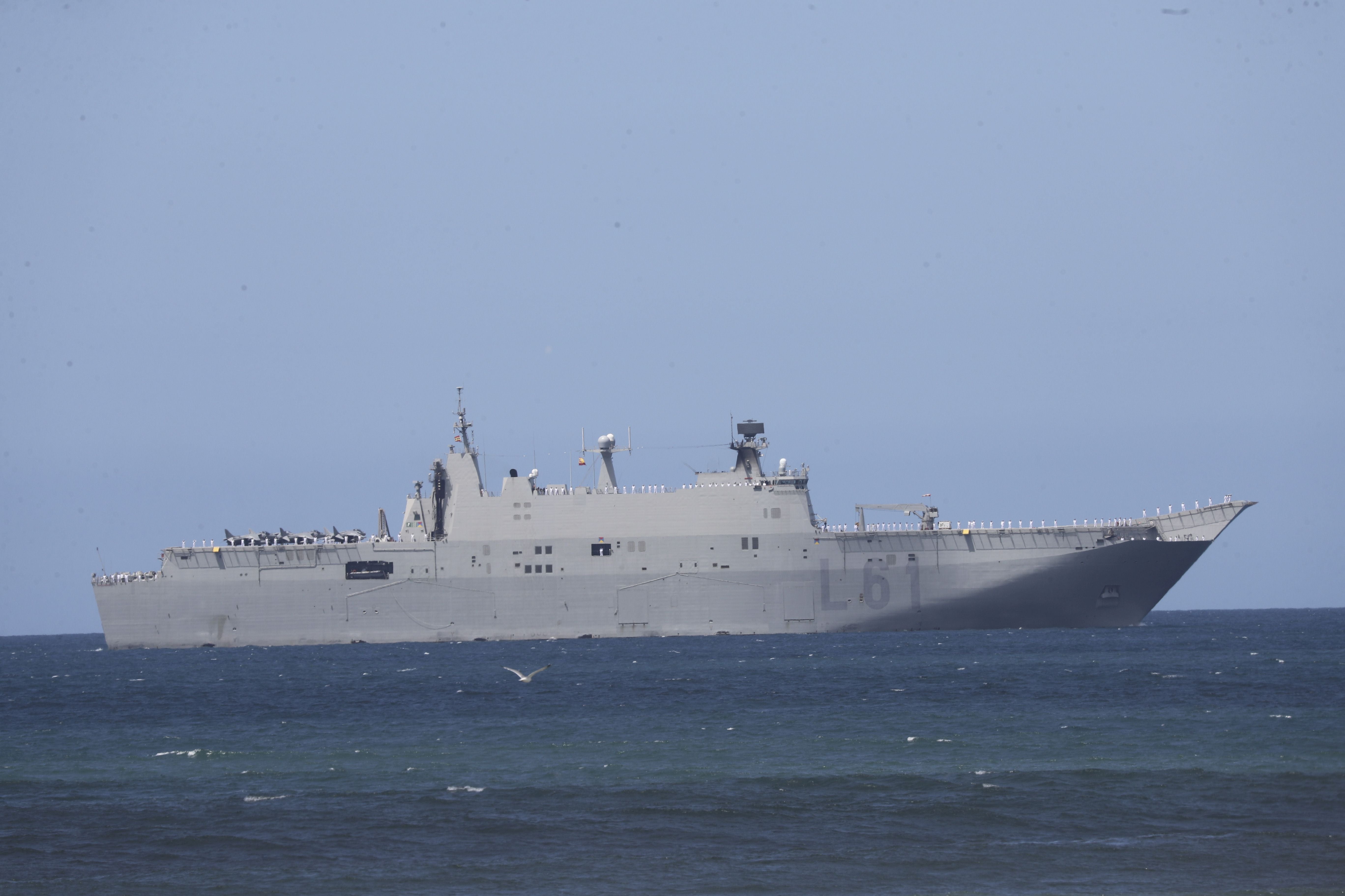 Espectáculo militar en Gijón por tierra, mar y aire con el Rey como invitado de honor