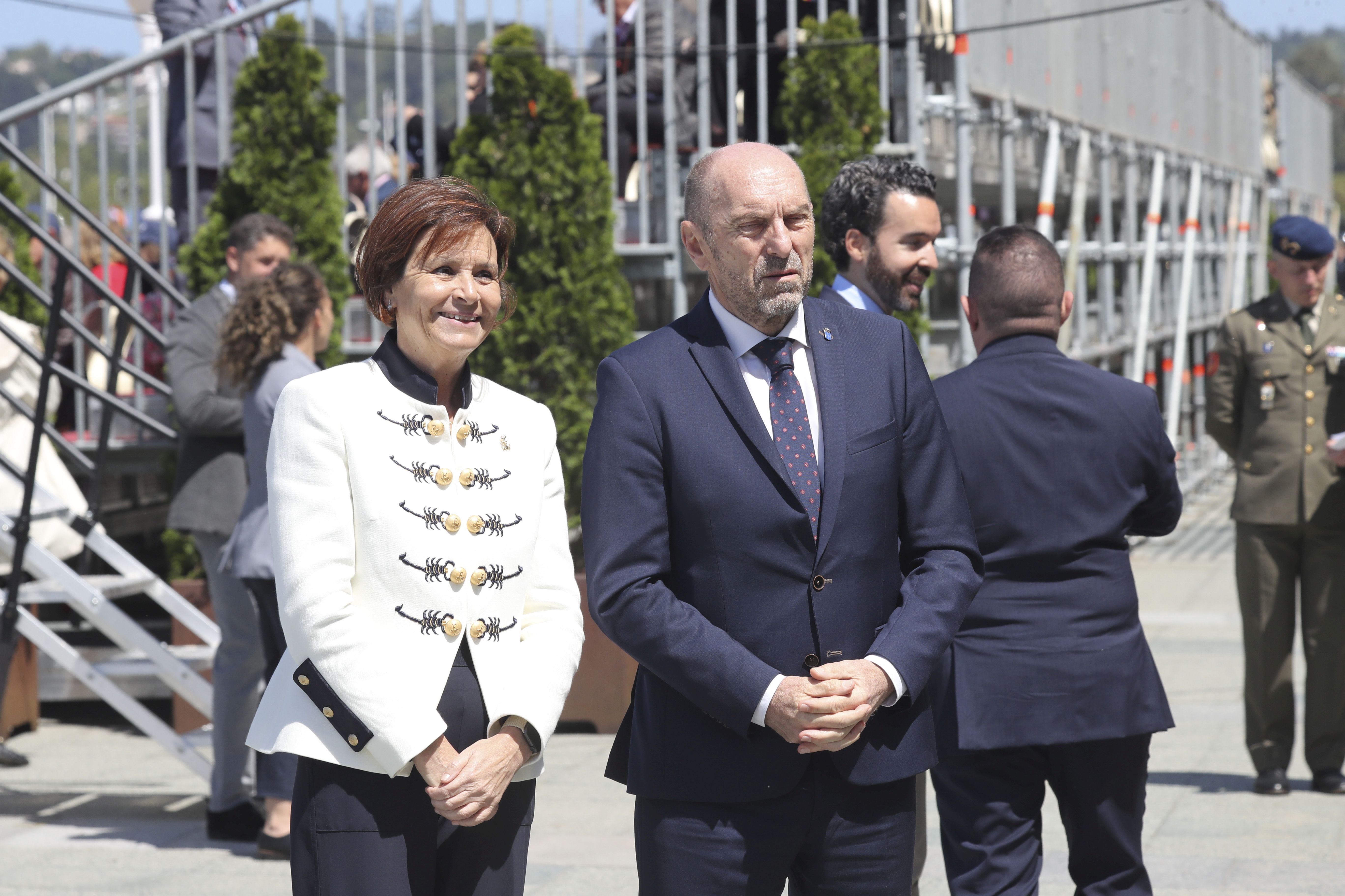 Espectáculo militar en Gijón por tierra, mar y aire con el Rey como invitado de honor