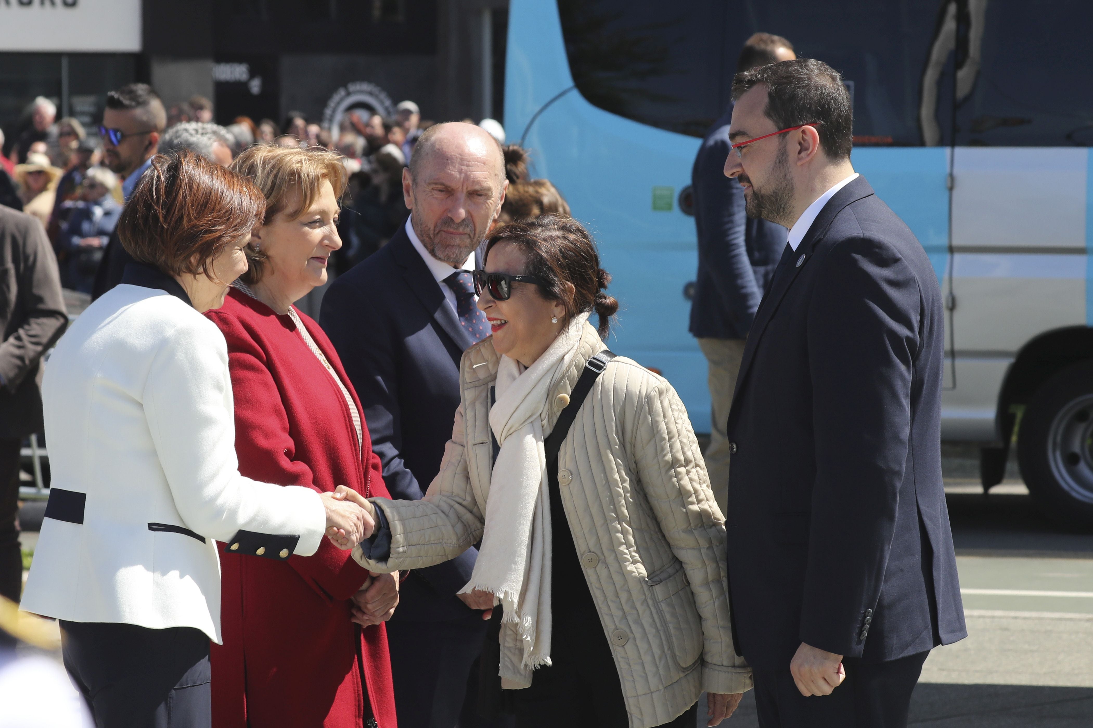 Espectáculo militar en Gijón por tierra, mar y aire con el Rey como invitado de honor