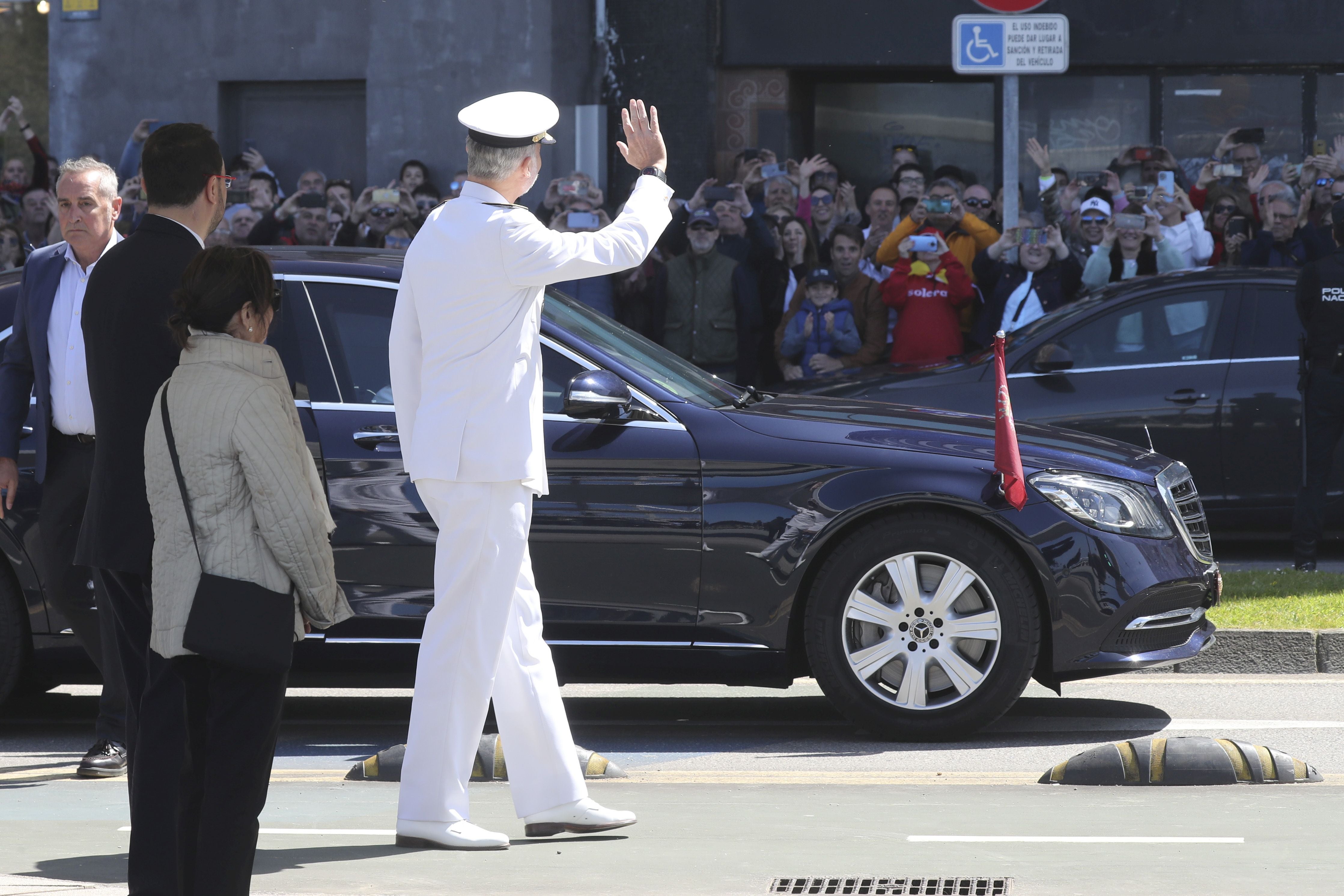 Espectáculo militar en Gijón por tierra, mar y aire con el Rey como invitado de honor