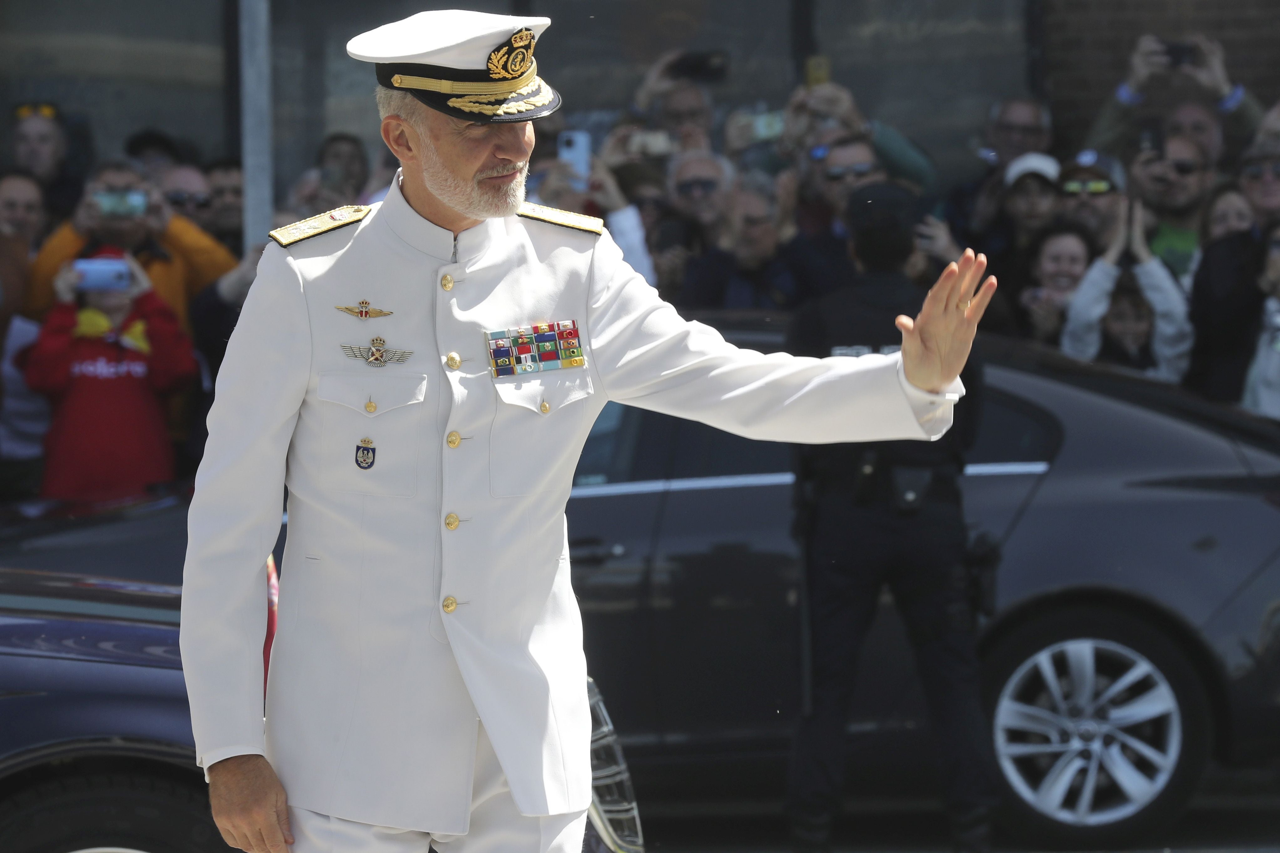 Espectáculo militar en Gijón por tierra, mar y aire con el Rey como invitado de honor