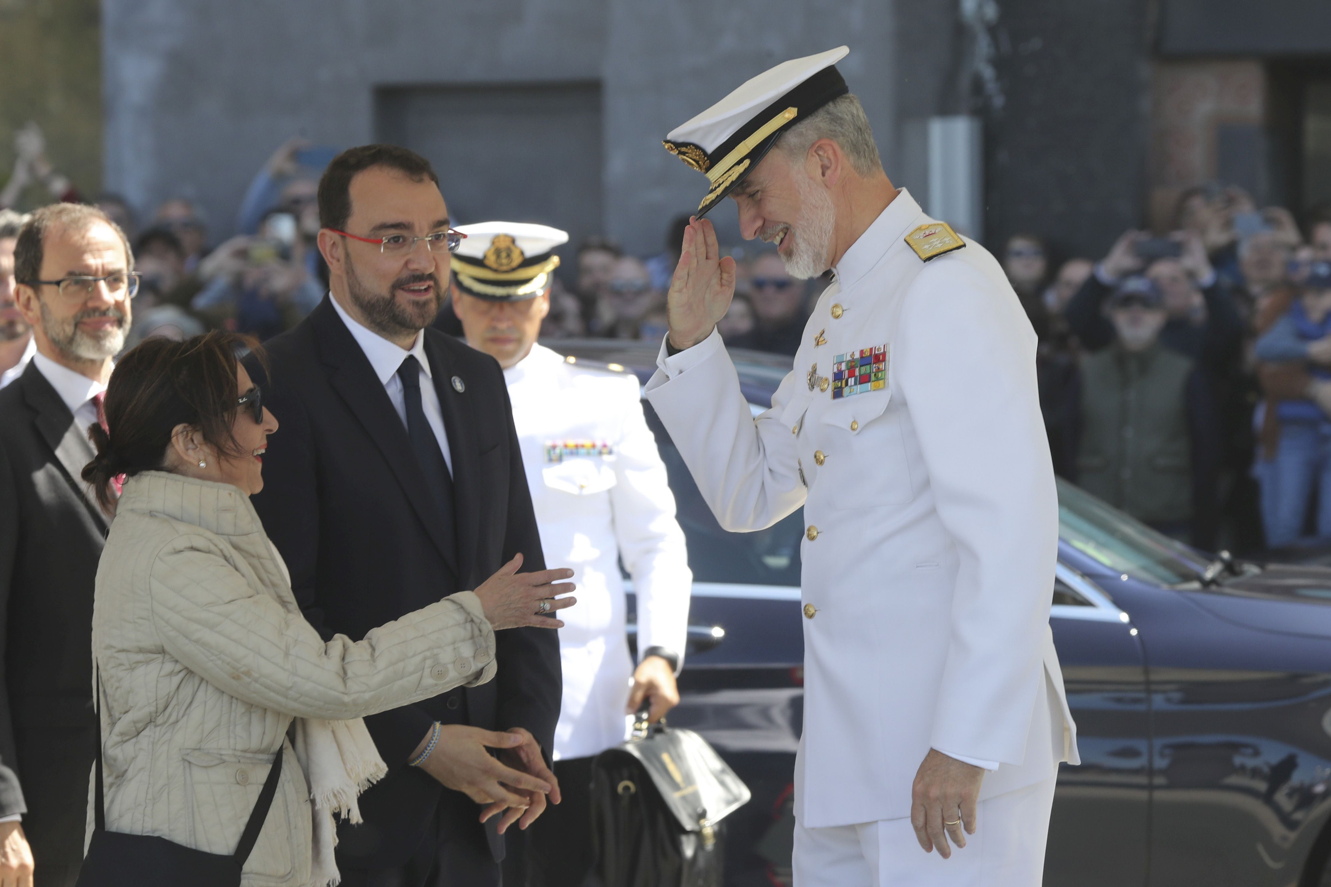 Espectáculo militar en Gijón por tierra, mar y aire con el Rey como invitado de honor