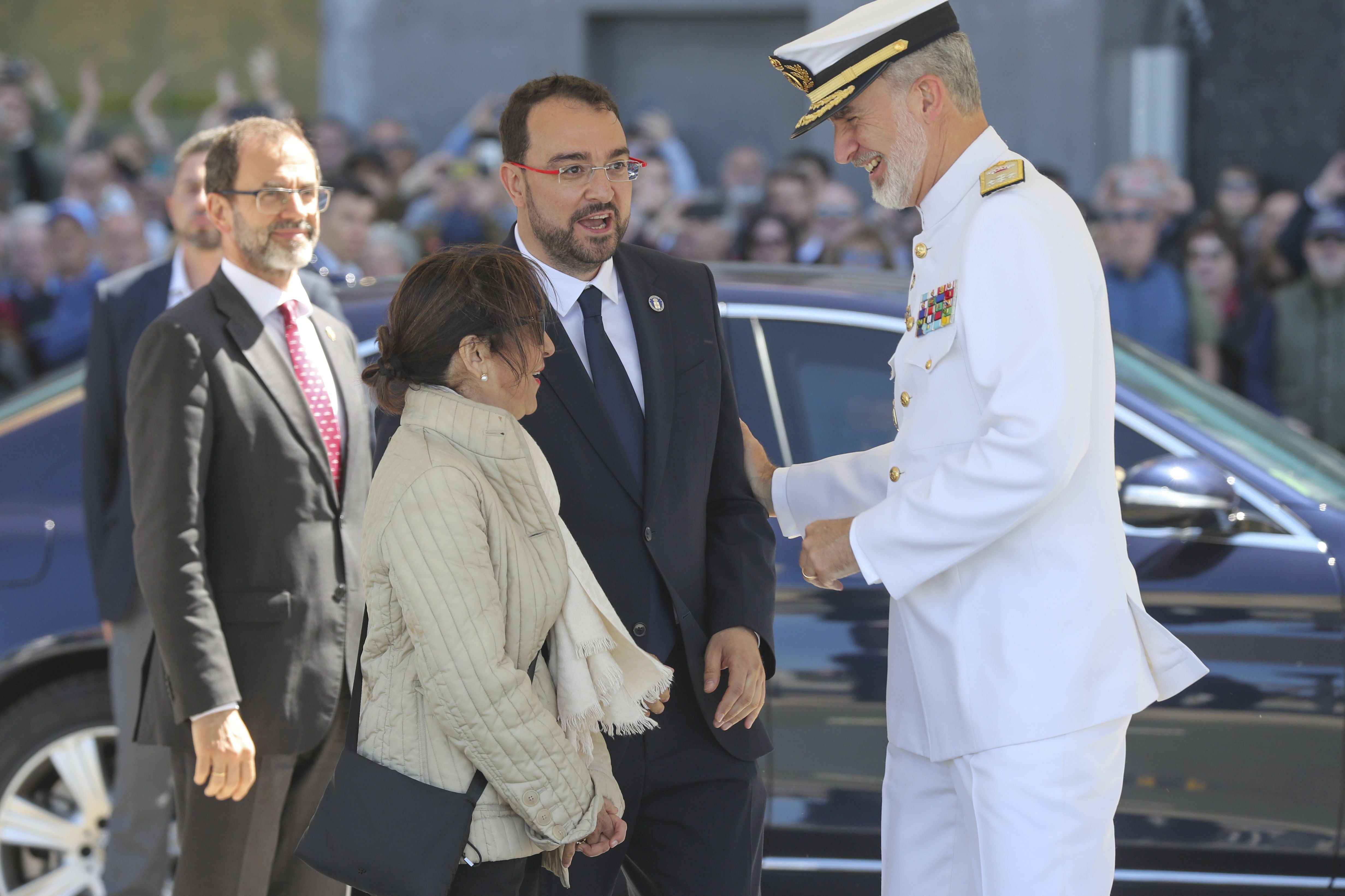 Espectáculo militar en Gijón por tierra, mar y aire con el Rey como invitado de honor