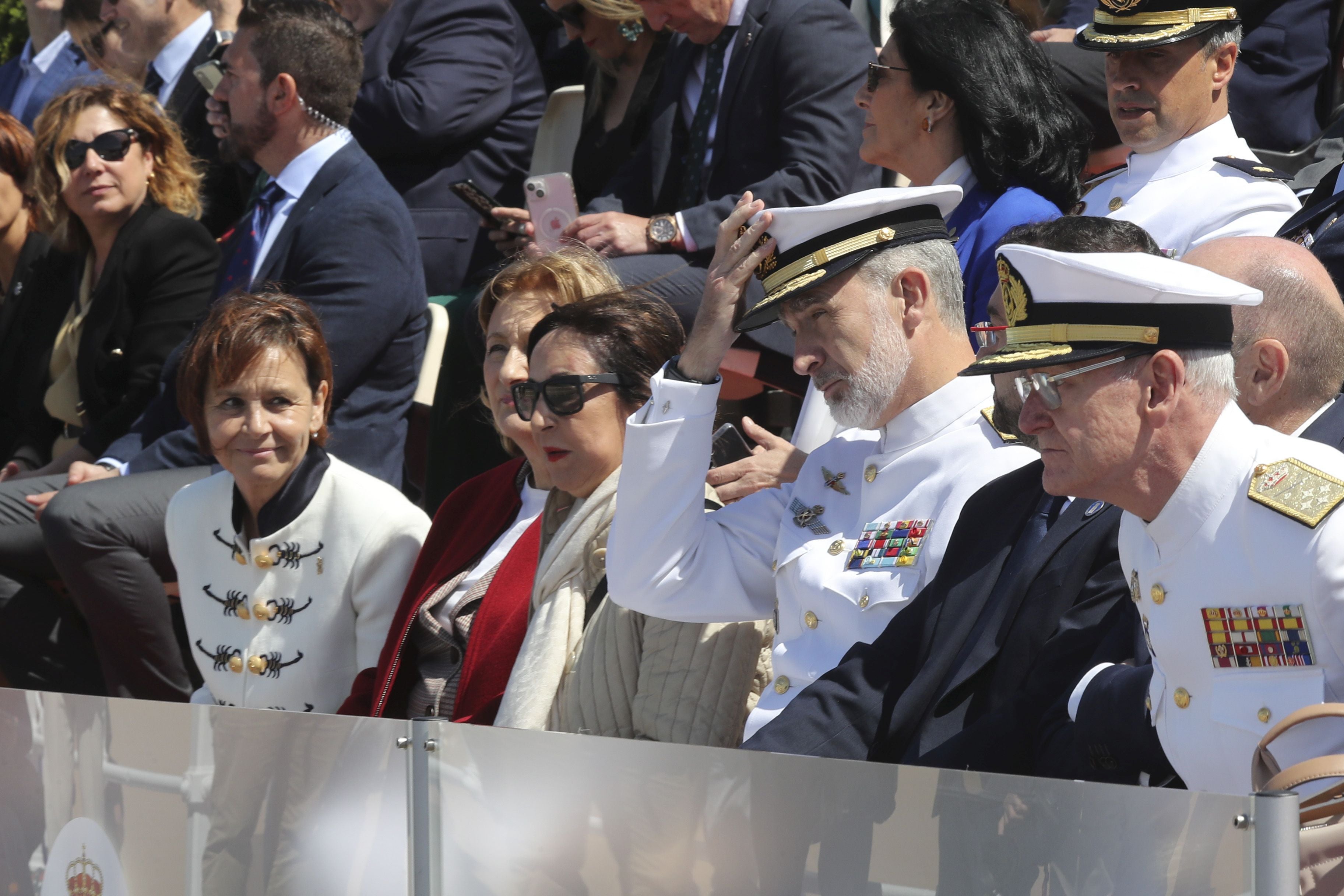 Espectáculo militar en Gijón por tierra, mar y aire con el Rey como invitado de honor