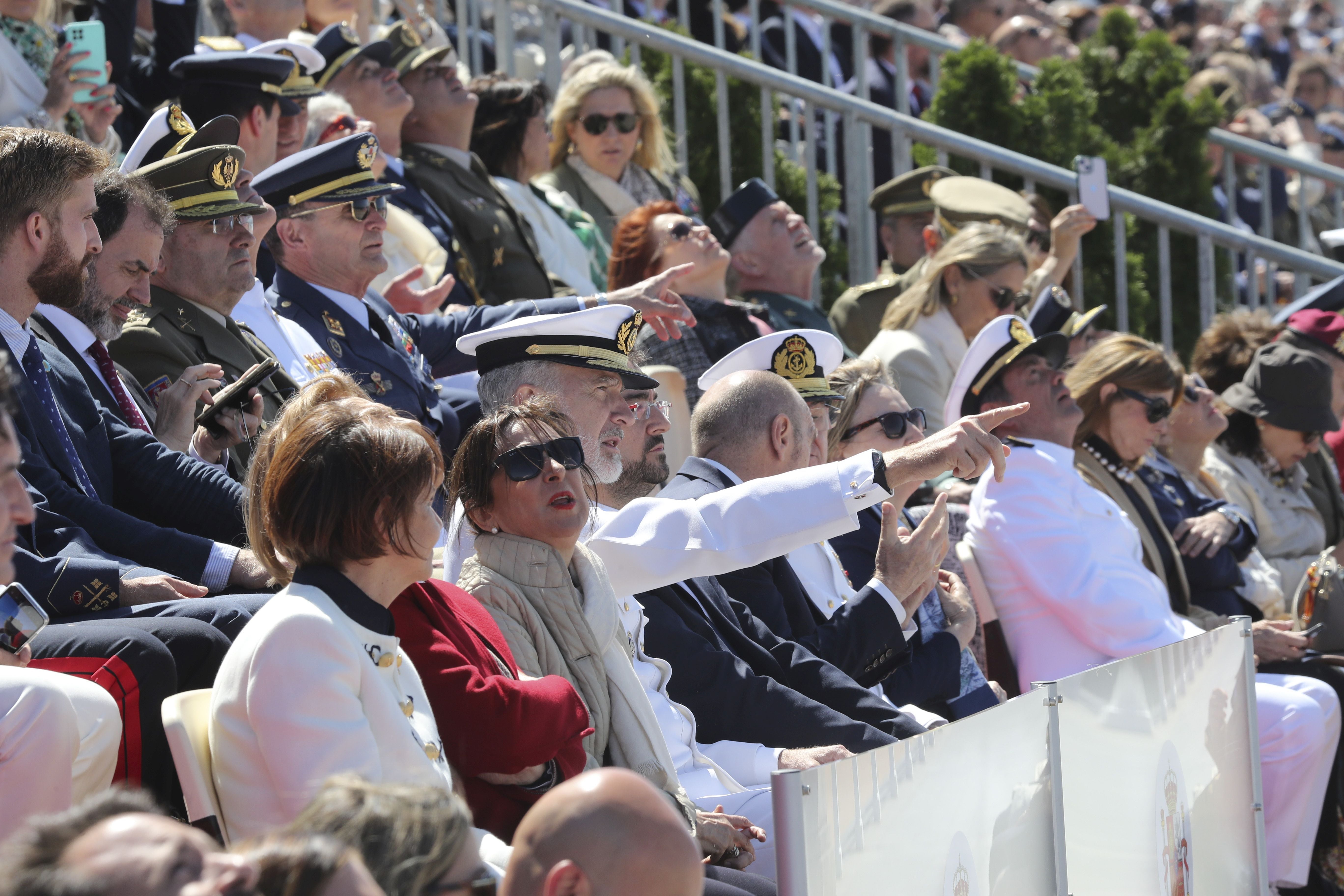 Espectáculo militar en Gijón por tierra, mar y aire con el Rey como invitado de honor