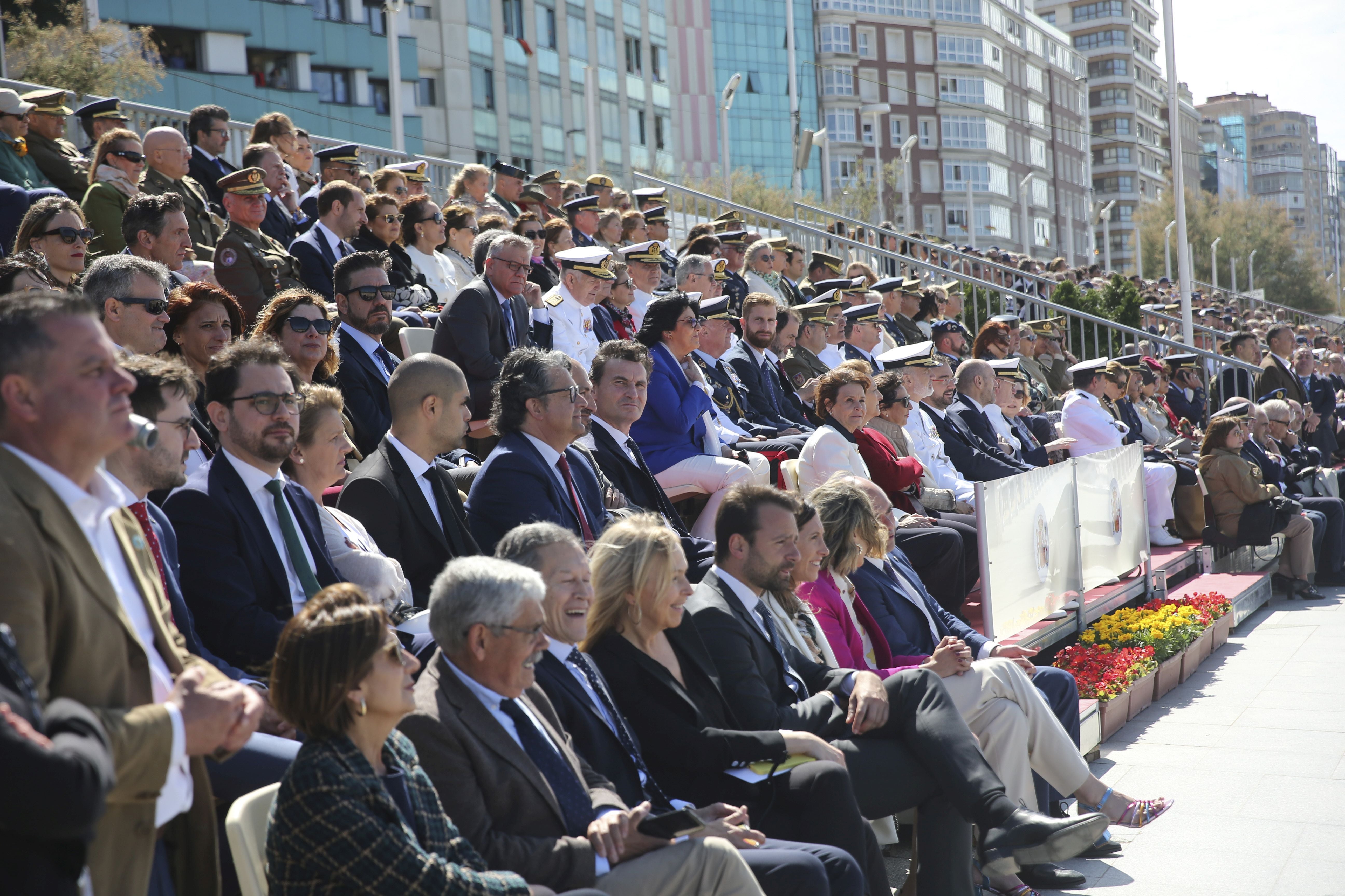 Espectáculo militar en Gijón por tierra, mar y aire con el Rey como invitado de honor