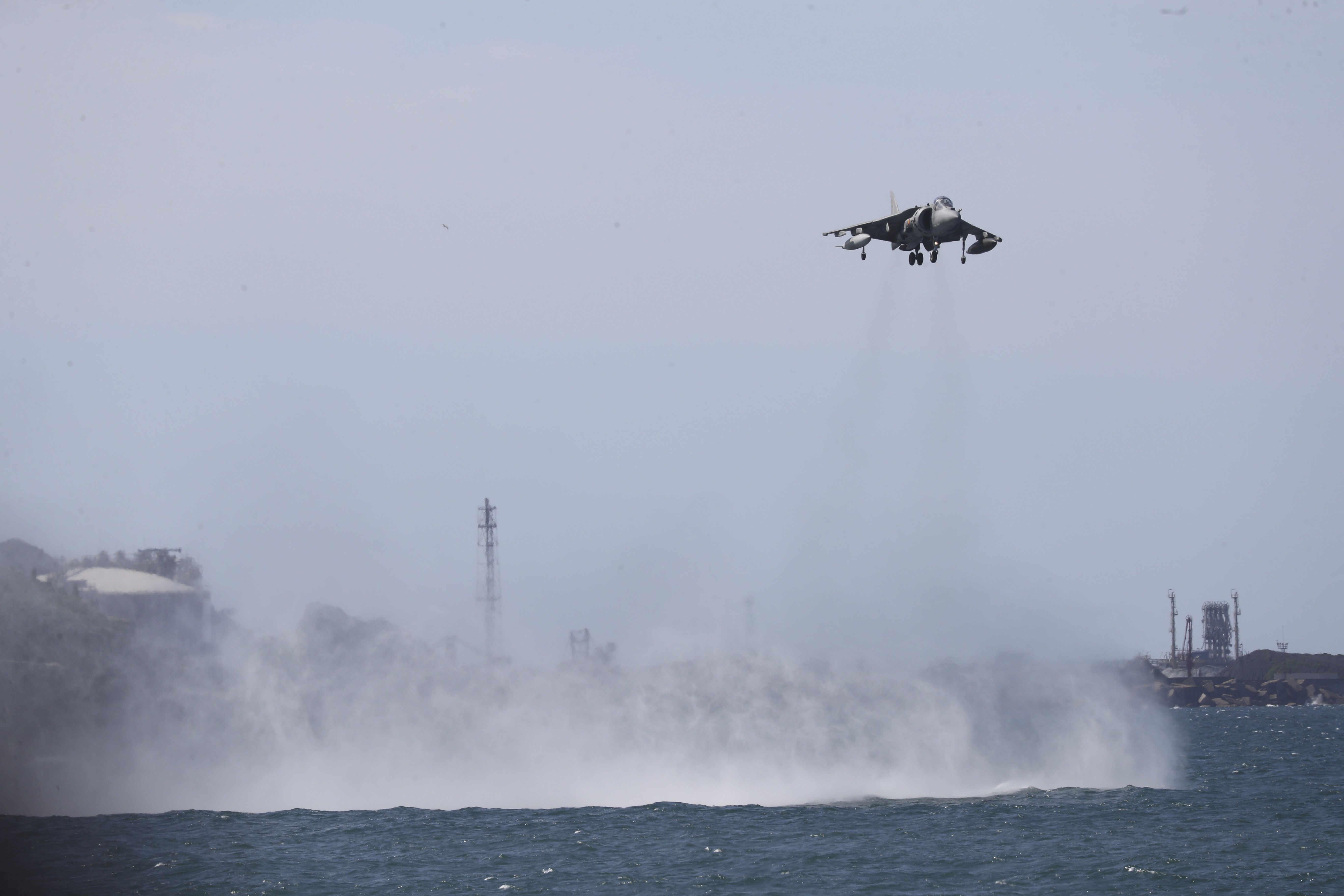 Espectáculo militar en Gijón por tierra, mar y aire con el Rey como invitado de honor