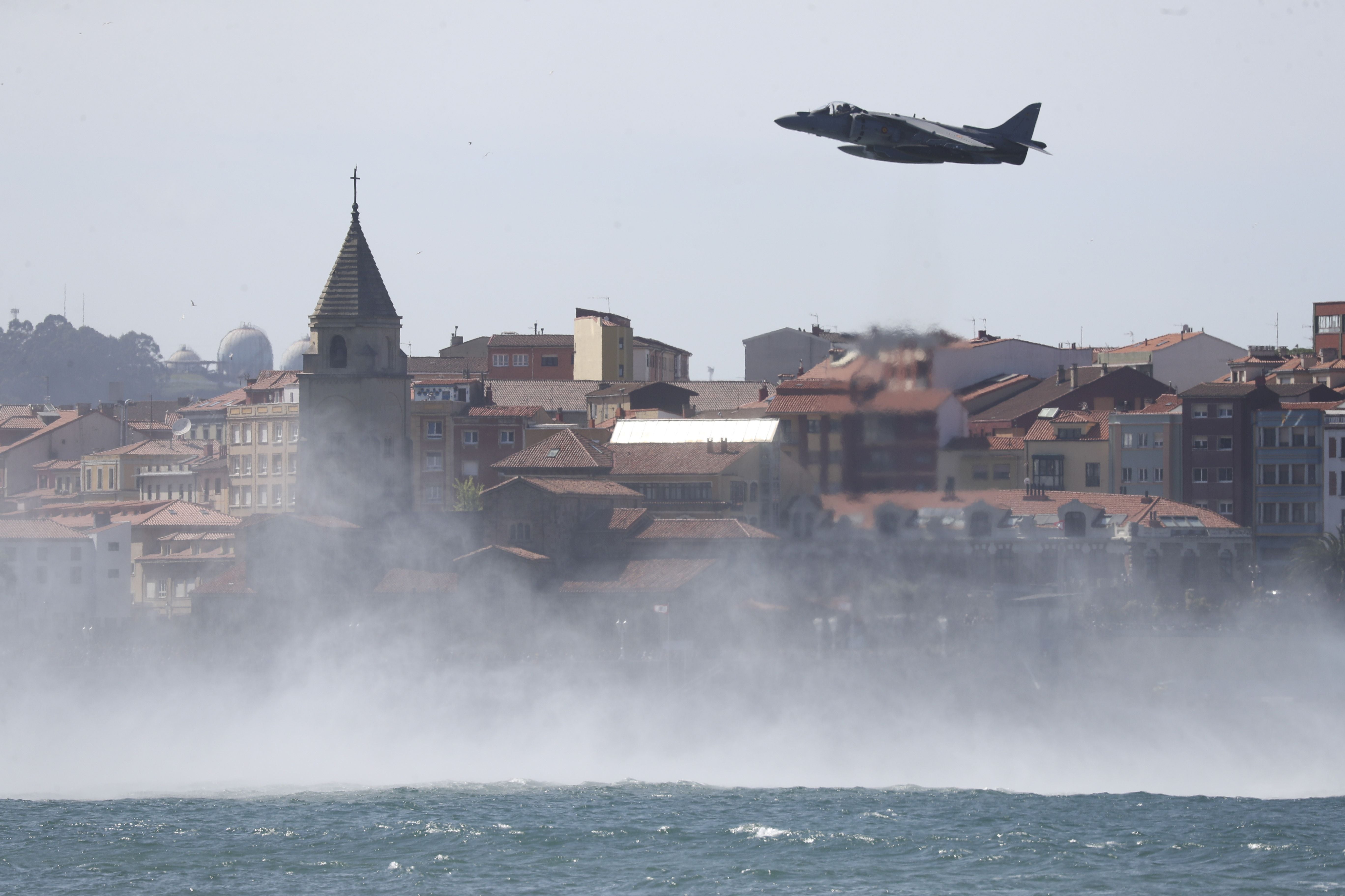 Espectáculo militar en Gijón por tierra, mar y aire con el Rey como invitado de honor