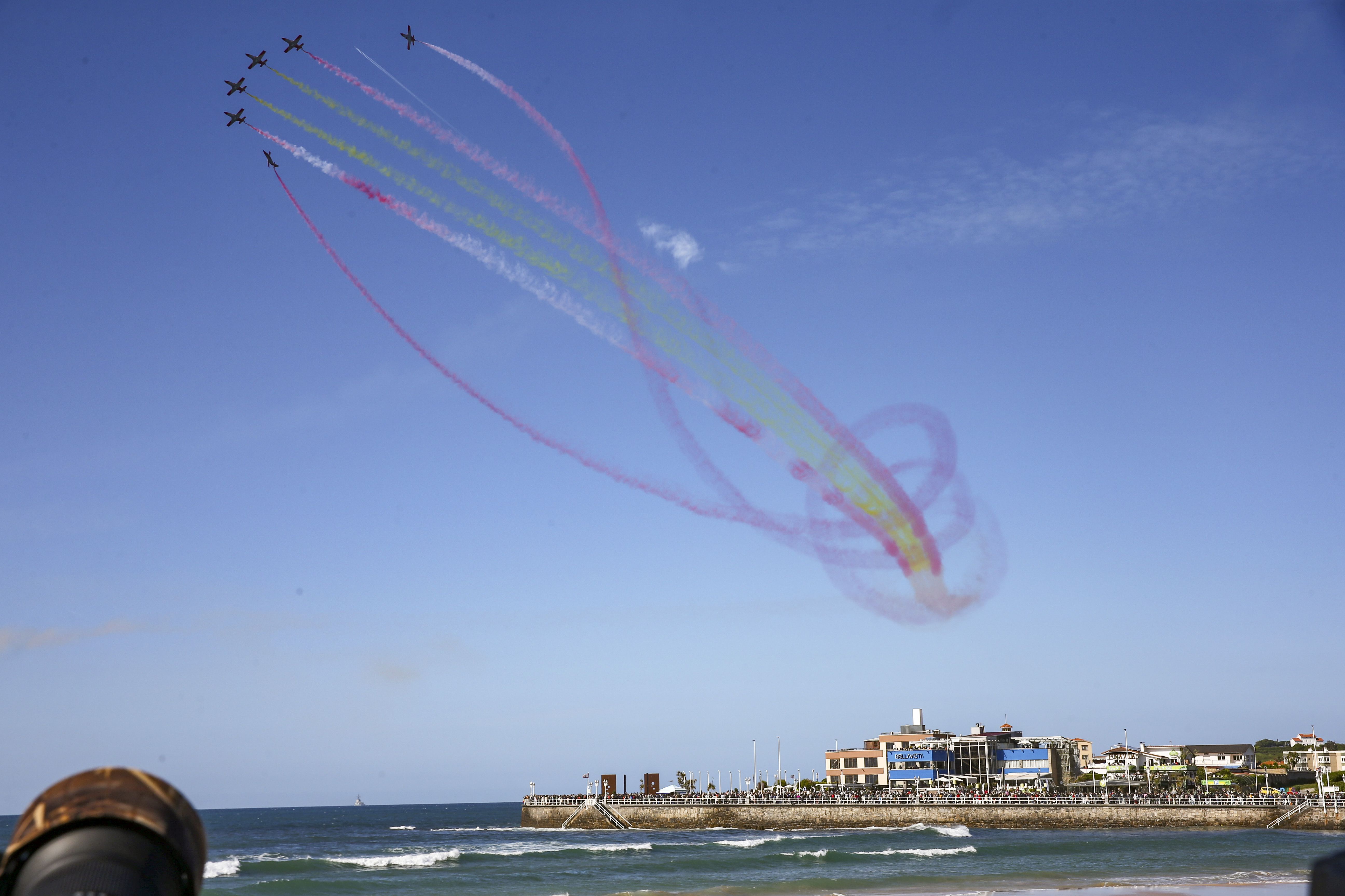 Espectáculo militar en Gijón por tierra, mar y aire con el Rey como invitado de honor