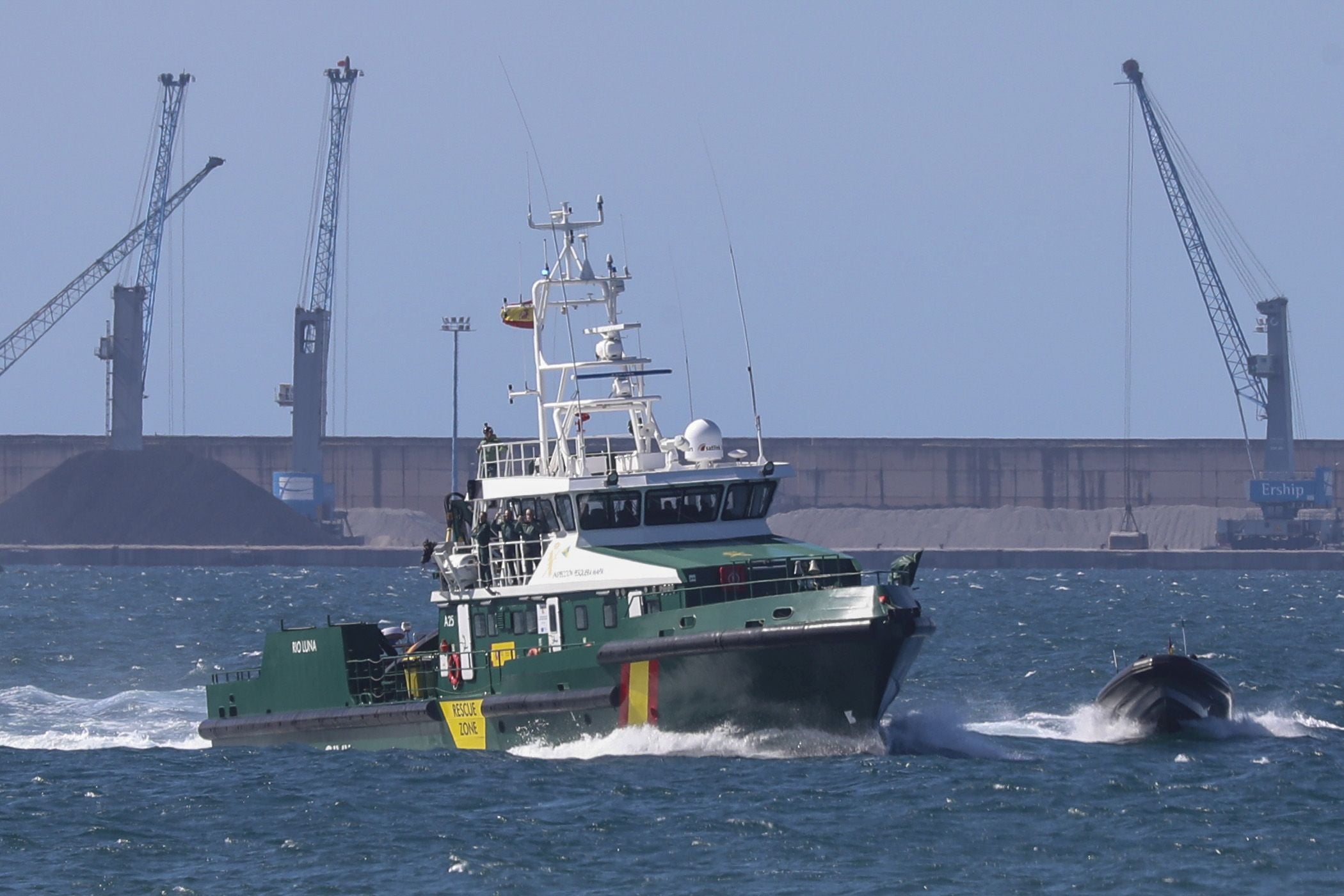 Espectáculo militar en Gijón por tierra, mar y aire con el Rey como invitado de honor