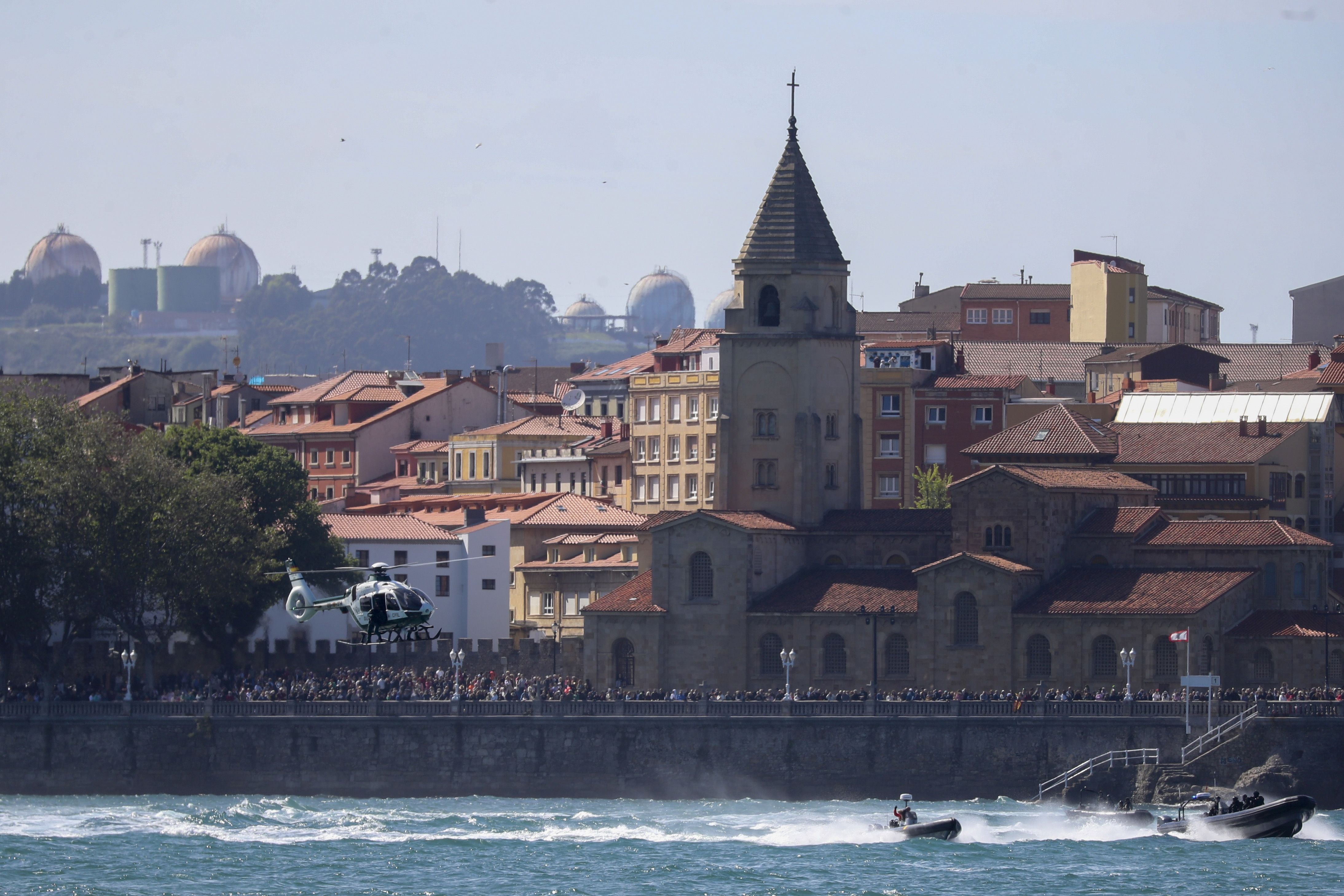 Espectáculo militar en Gijón por tierra, mar y aire con el Rey como invitado de honor