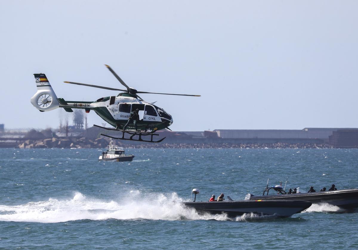 Espectáculo militar en Gijón por tierra, mar y aire con el Rey como invitado de honor