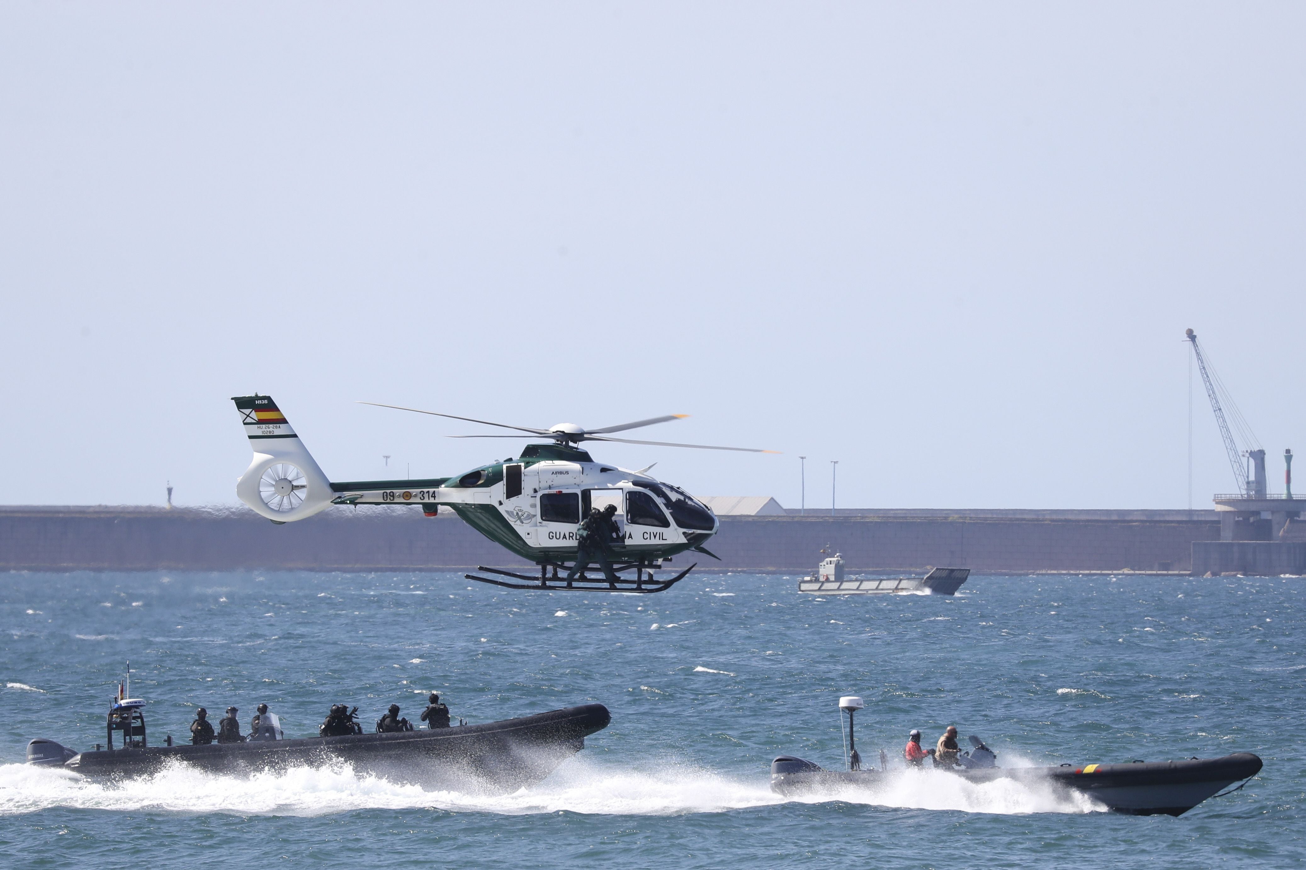 Espectáculo militar en Gijón por tierra, mar y aire con el Rey como invitado de honor