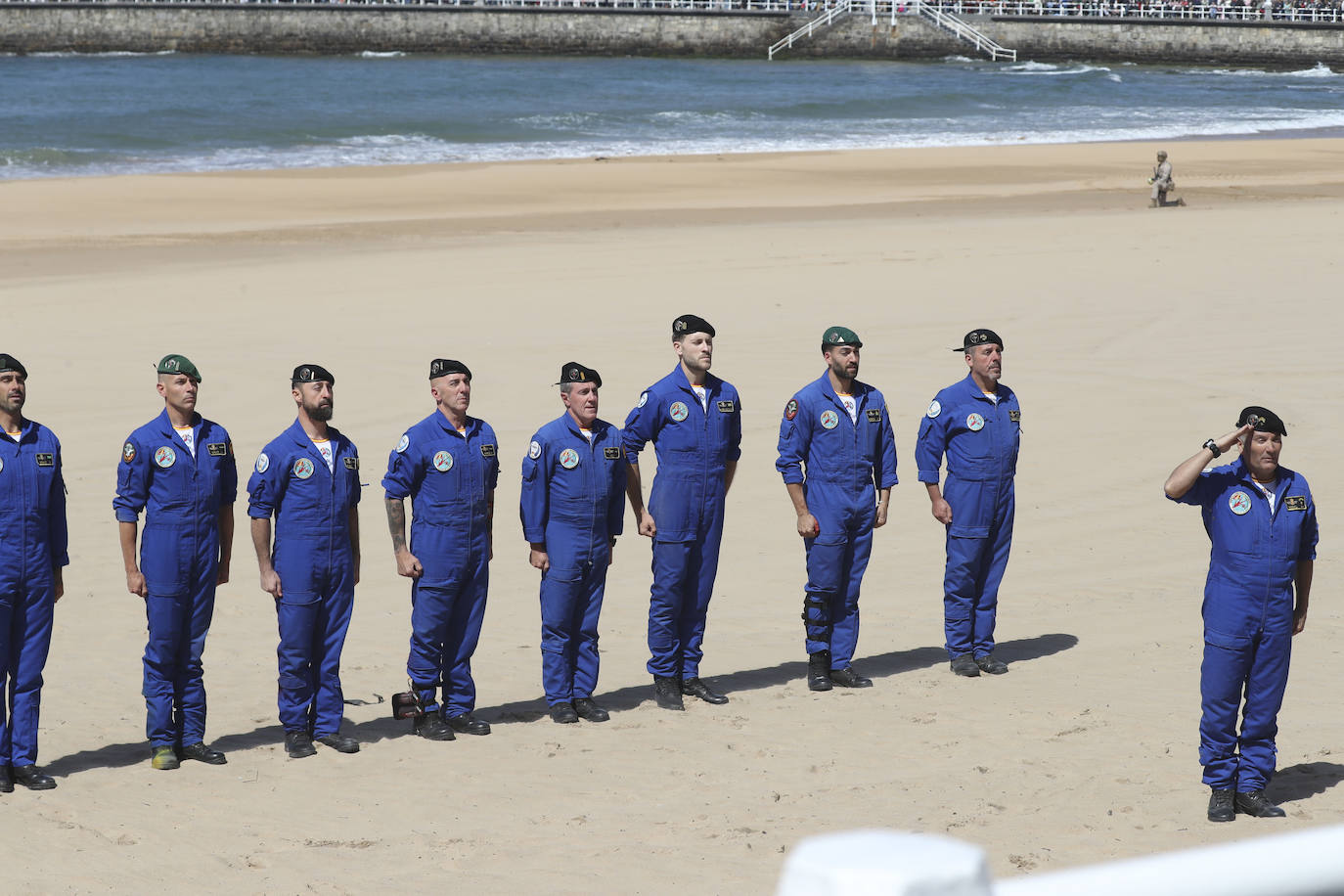 El Rey Felipe VI pasa revista a las tropas en Gijón: todas las fotos de un día histórico